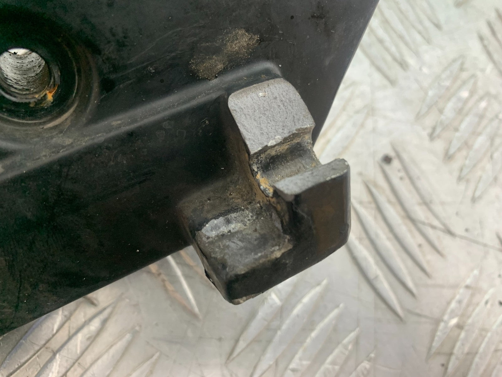 SINNIS HOODLUM 125 HANGER HANGER AND GEAR LEVER    YEAR 2021-2025 (CMB1196)