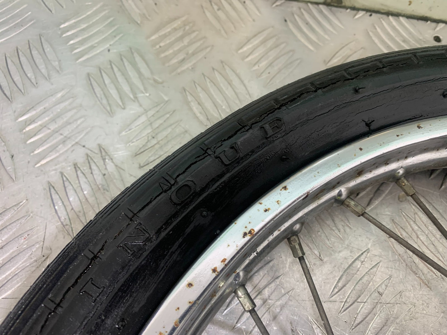 SUZUKI GP100 GP 100 FRONT WHEEL  YEAR 1978-1988 (CMB1259)