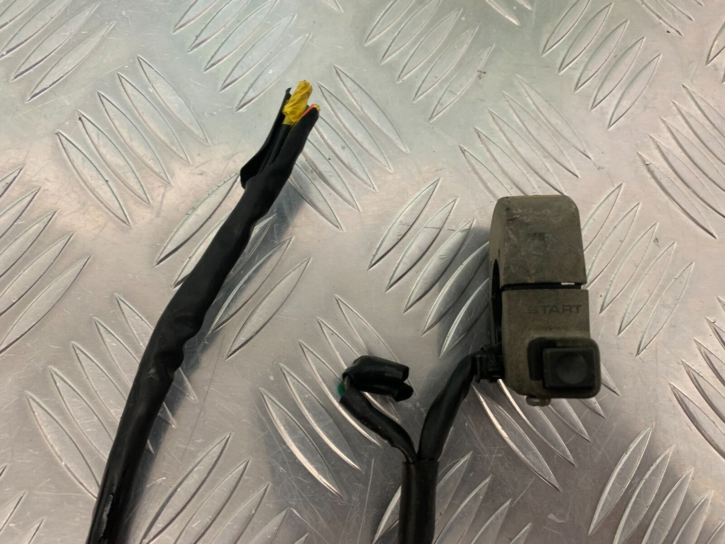 HONDA CBR 400 NC23 TRI-ARM RIGHT SWITCH GEAR   YEAR YEAR 1987-89 (STOCK 969)