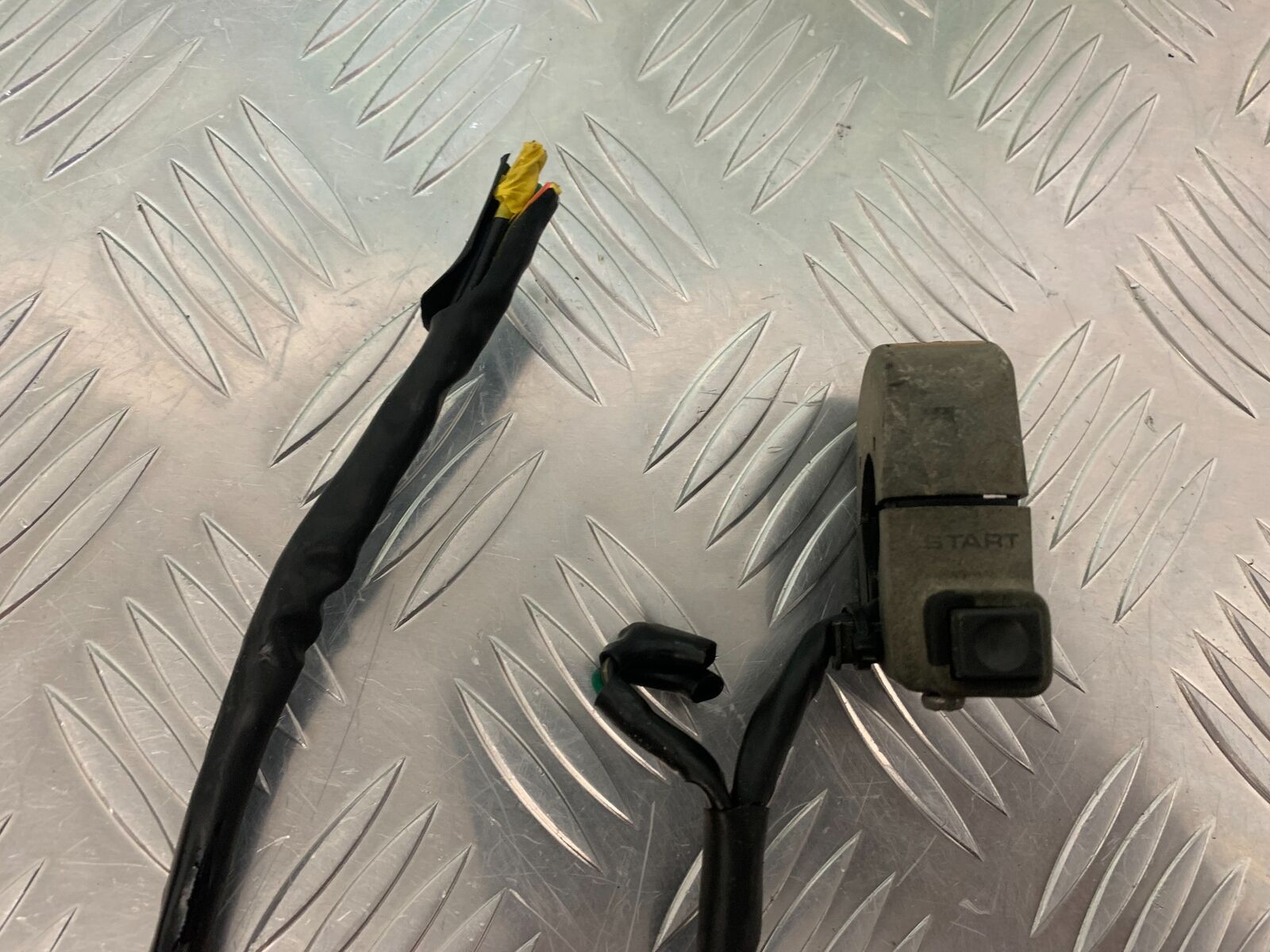 HONDA CBR 400 NC23 TRI-ARM RIGHT SWITCH GEAR   YEAR YEAR 1987-89 (STOCK 969)