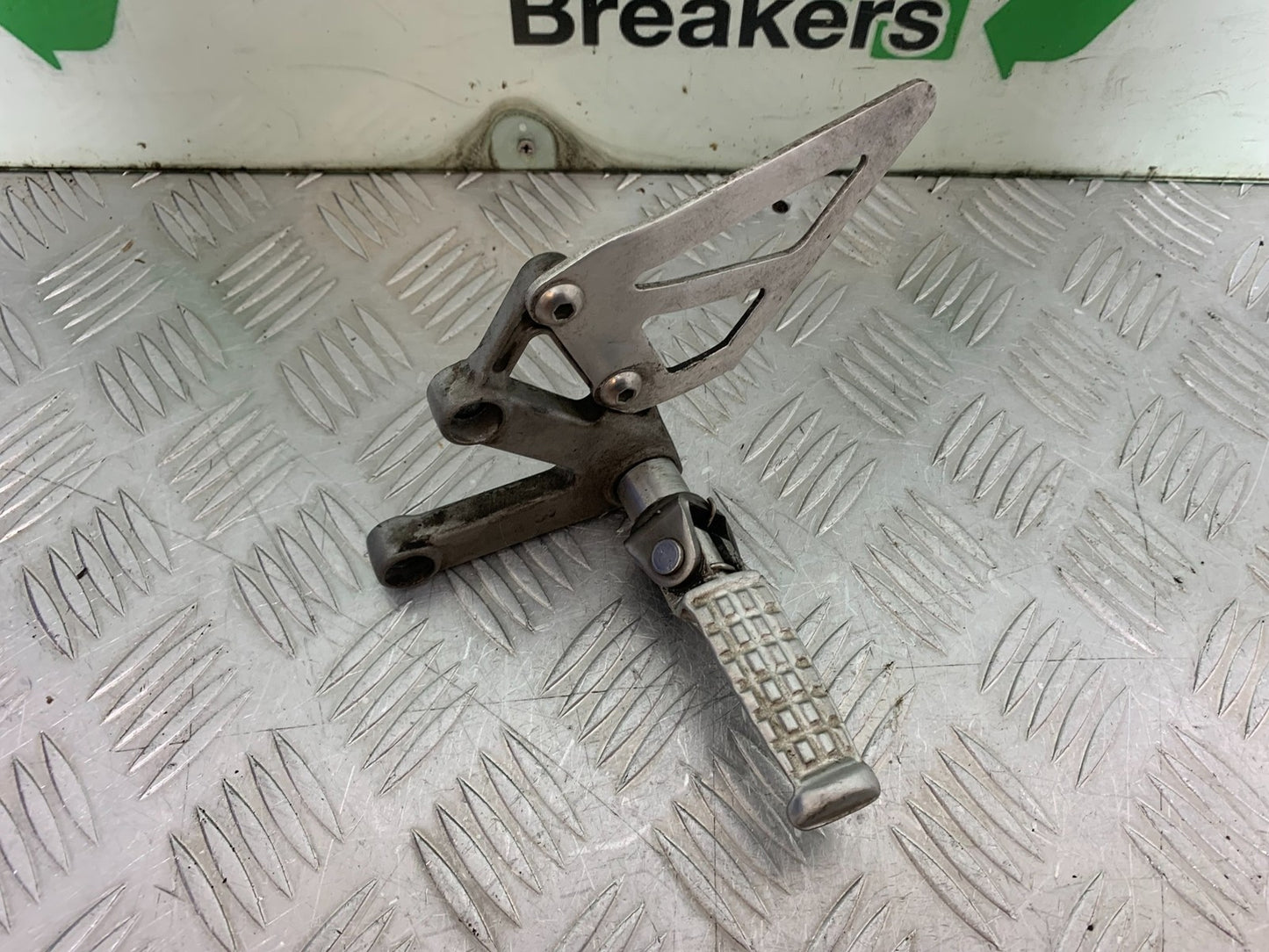 TRIUMPH 955i DAYTONA FRONT LEFT HANGER AND PEG  YEAR 2002-2006 (CMB1229)