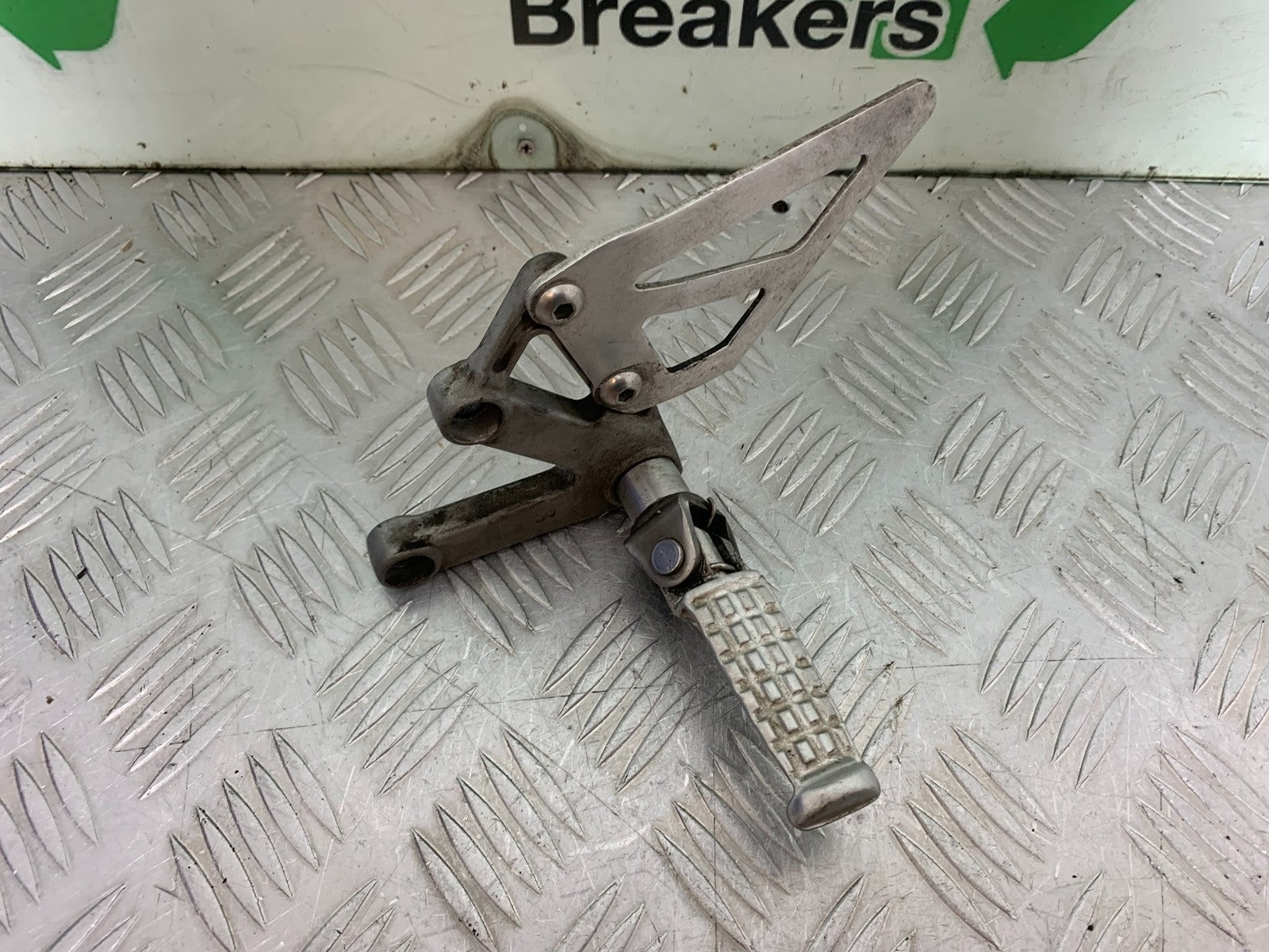 TRIUMPH 955i DAYTONA FRONT LEFT HANGER AND PEG  YEAR 2002-2006 (CMB1229)