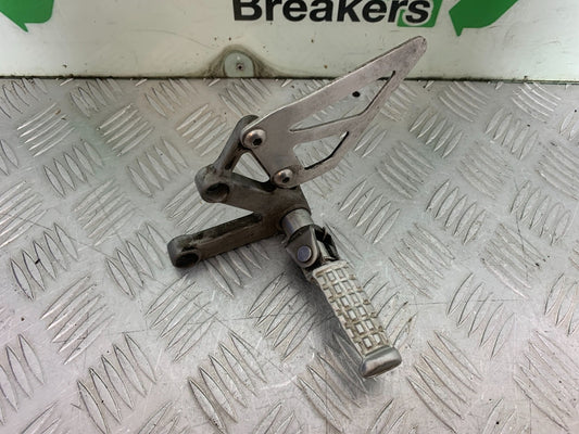 TRIUMPH 955i DAYTONA FRONT LEFT HANGER AND PEG  YEAR 2002-2006 (CMB1229)