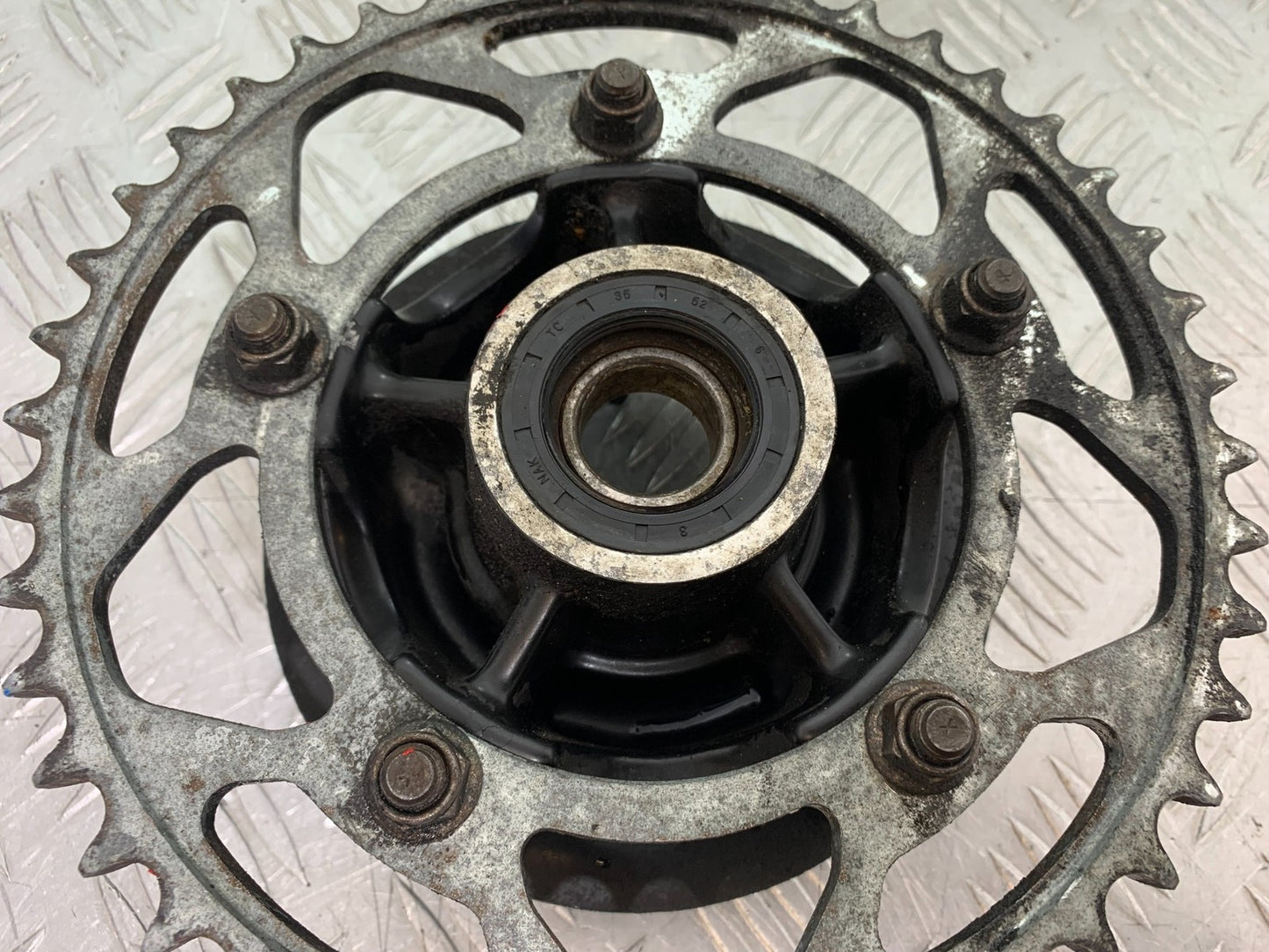 TRIUMPH 955i DAYTONA REAR SPROCKET CARRIER  YEAR 2002-2006 (CMB1229)