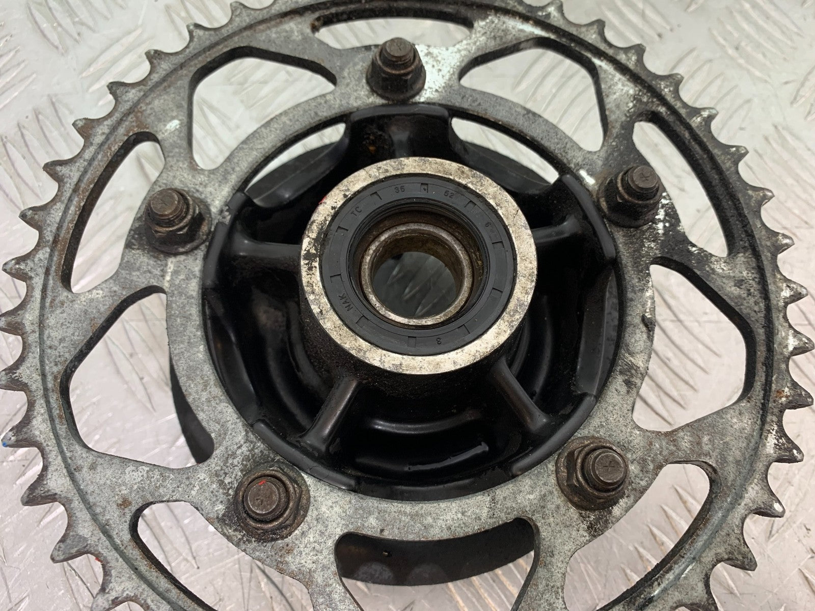 TRIUMPH 955i DAYTONA REAR SPROCKET CARRIER  YEAR 2002-2006 (CMB1229)