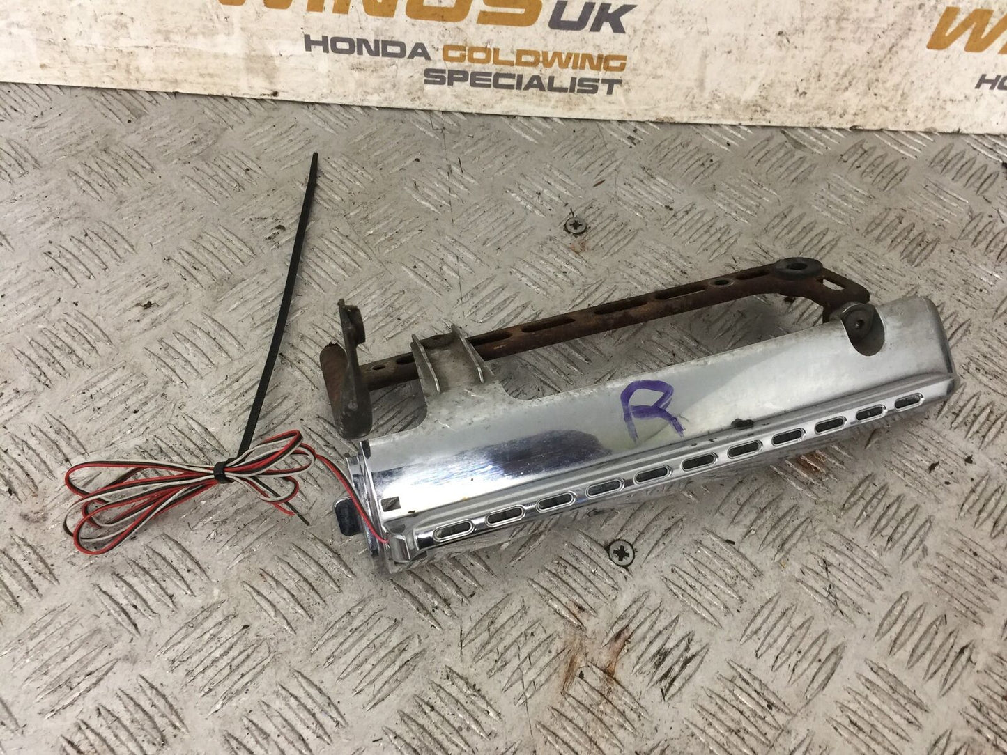 HONDA GL1800 GL 1800 RIGHT CHROME ENGINE COVER   YEAR 2004-10 ABS (STOCK 890)