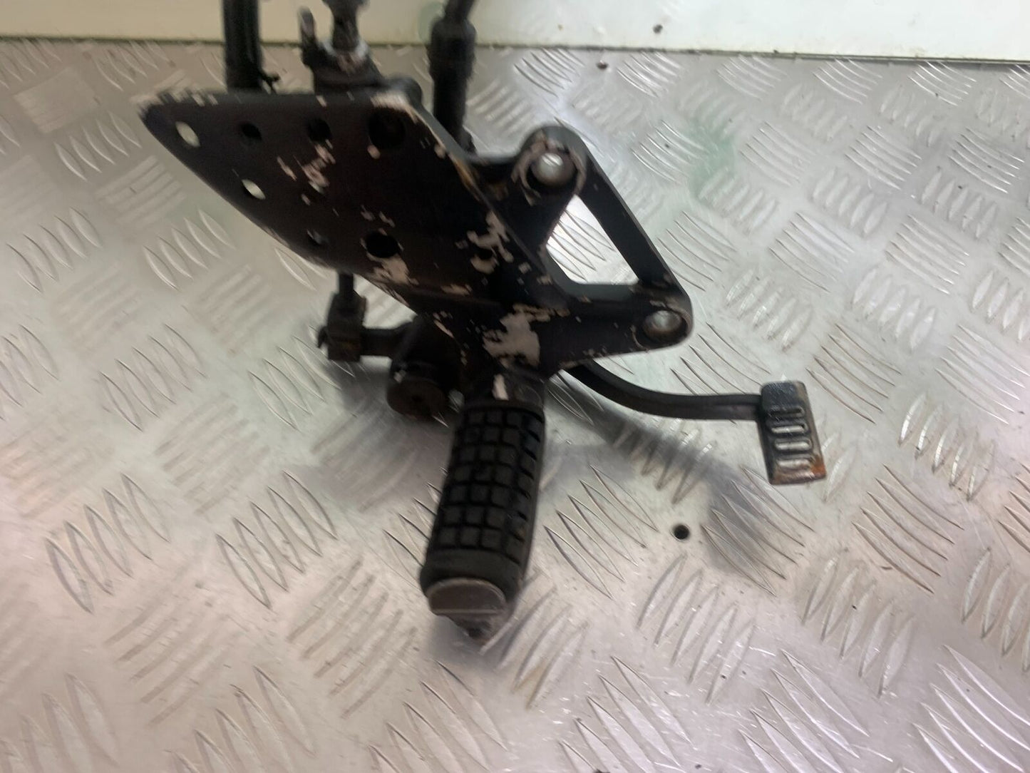 HONDA CBR125 CBR 125 FRONT RIGHT HANGER AND PEG YEAR 2007-10 (CMB1004)