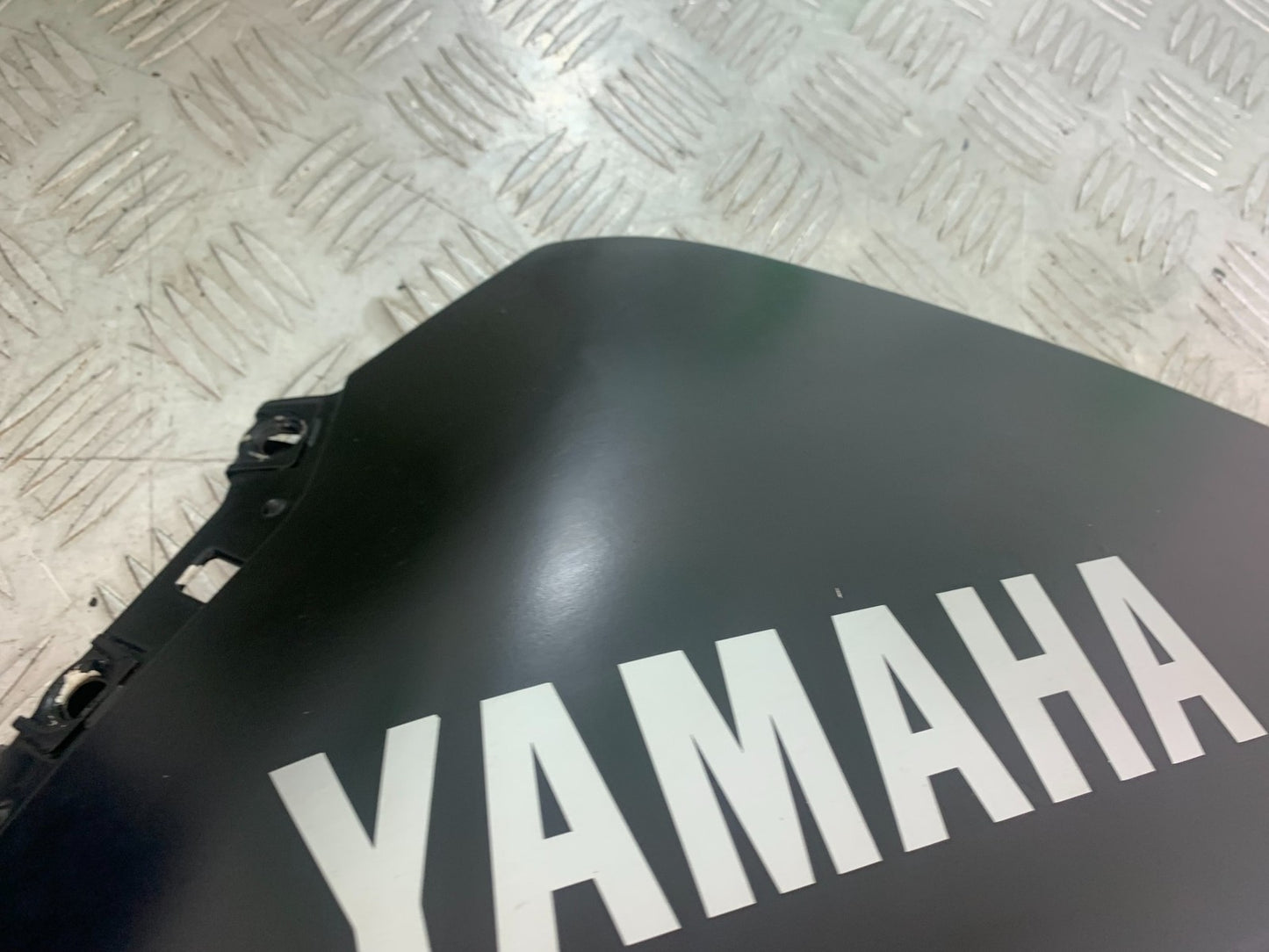 YAMAHA YZF R1 14 B BIG BANG LEFT LOWER FAIRING PANEL   2009-14 (CMB1175)