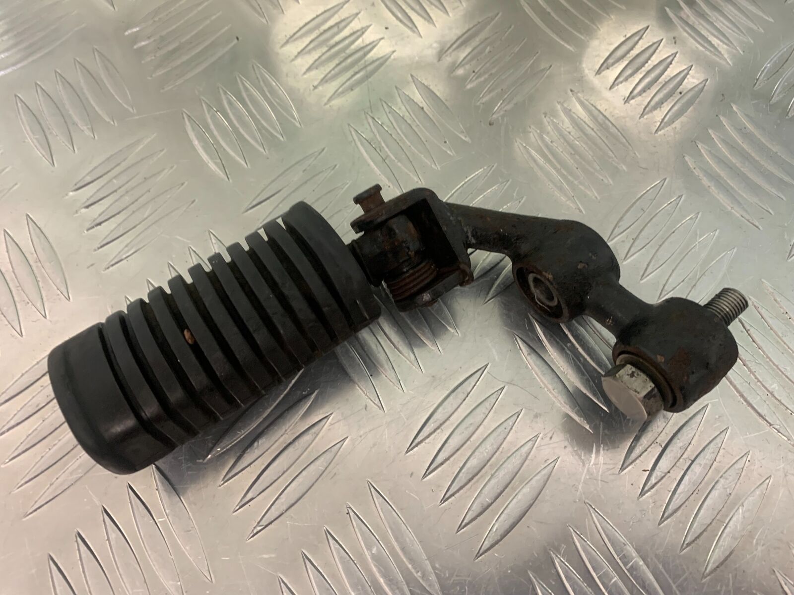 SUZUKI GS750 E GS 750E FRONT LEFT FOOTPEG   YEAR 1979  (STOCK 959)