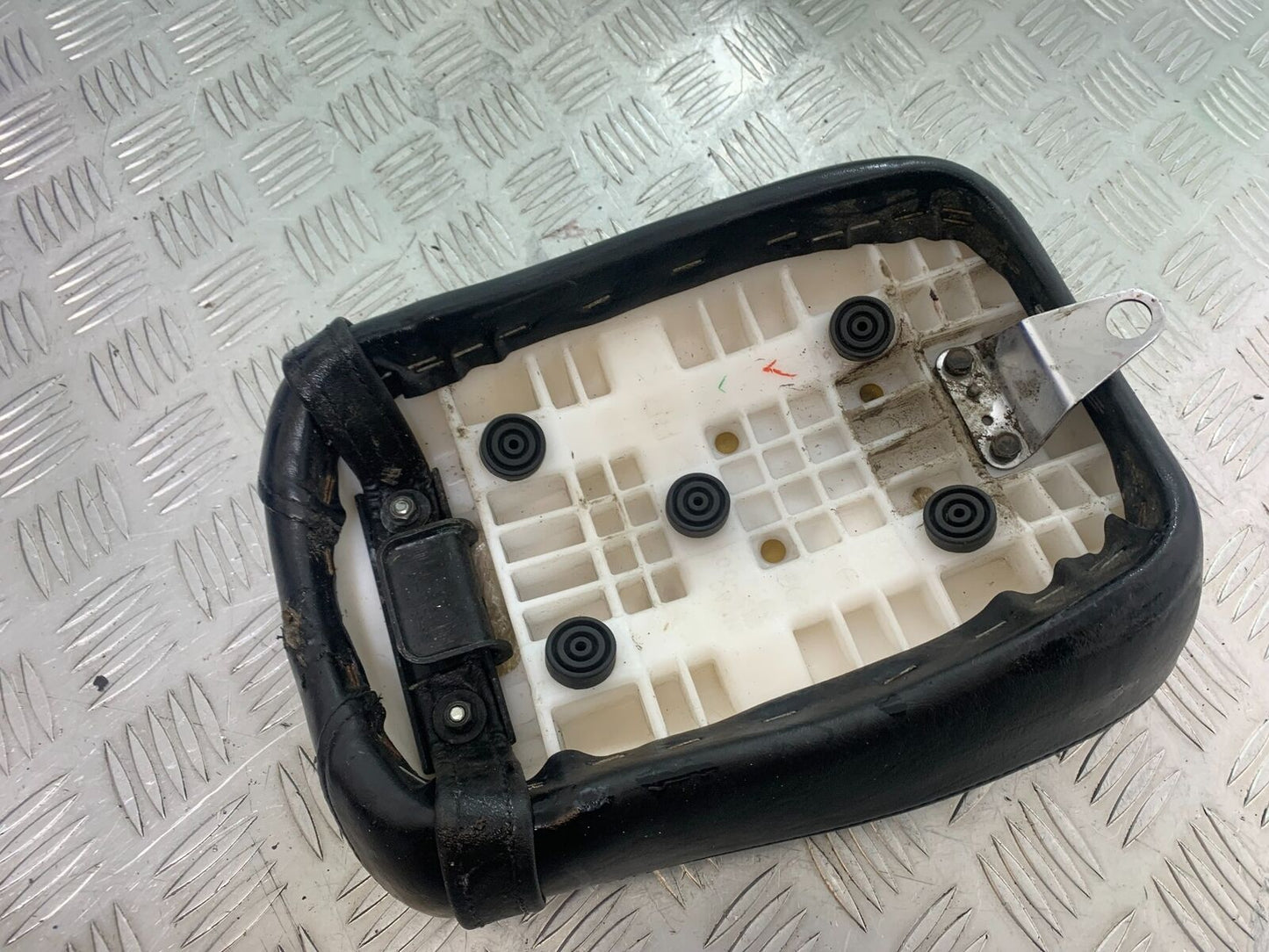 YAMAHA XVS 1100 DRAGSTAR REAR SEAT  YEAR 2000-2007 (CMB1108)