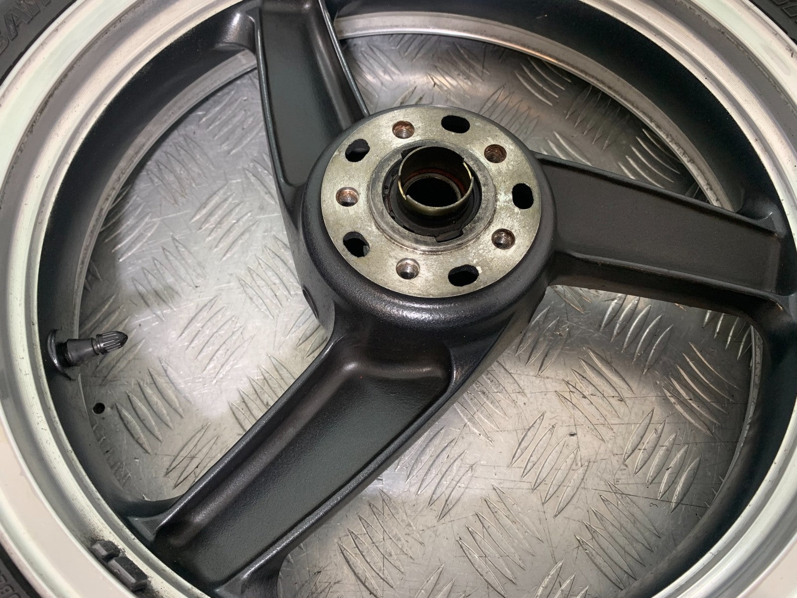 KAWASAKI ZZR1100 D FRONT WHEEL  YEAR 1993-2001 (CMB1289)