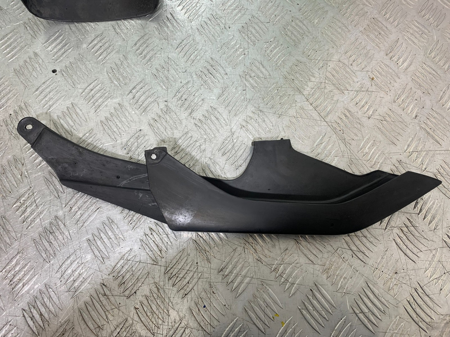 KAWASAKI ZZR1100 D CHAIN GUARD  YEAR 1993-2001 (CMB1289)