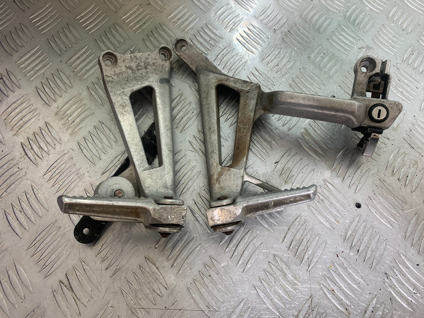 HONDA VFR750 VFR 750 REAR HANGERS AND PEGS    YEAR 1994-1997 (CMB1156)