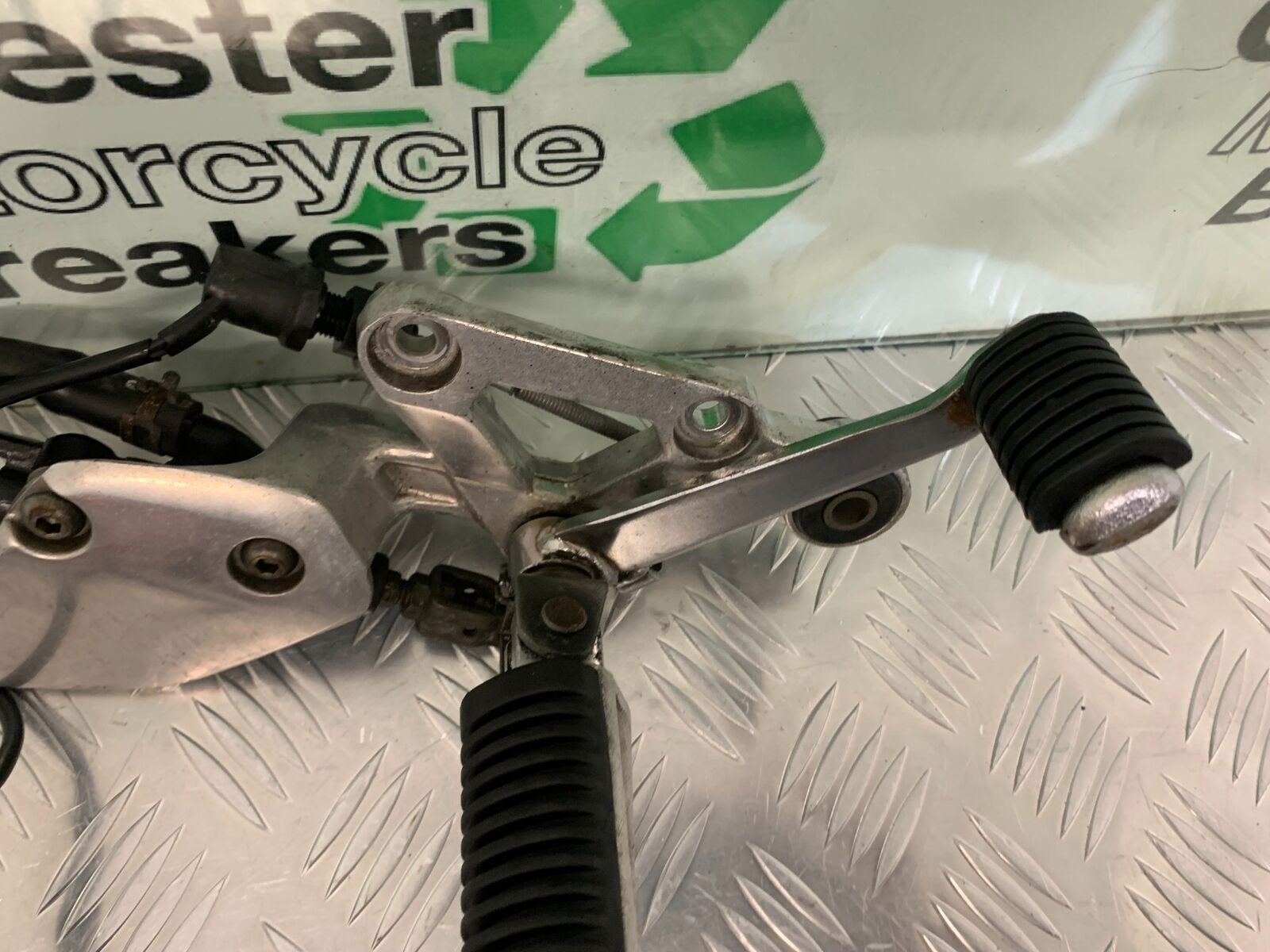 YAMAHA FZS600 FAZER 600 FRONT RIGHT HANGER  YEAR 1998-2001 (STOCK 958)