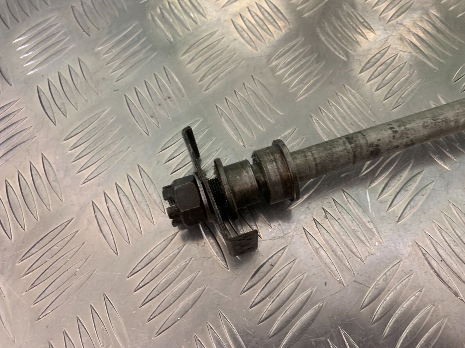 KAWASAKI Z750 Z 750 REAR WHEEL SPINDLE YEAR 2004-2006  (STOCK 963)