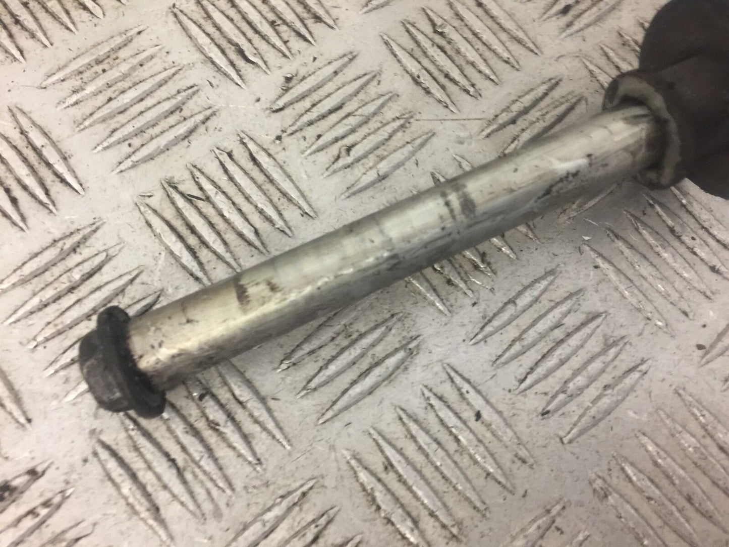 SUZUKI GSF600 GSF 600 BANDIT FRONT WHEEL SPINDLE YEAR 2002 (STOCK 525)