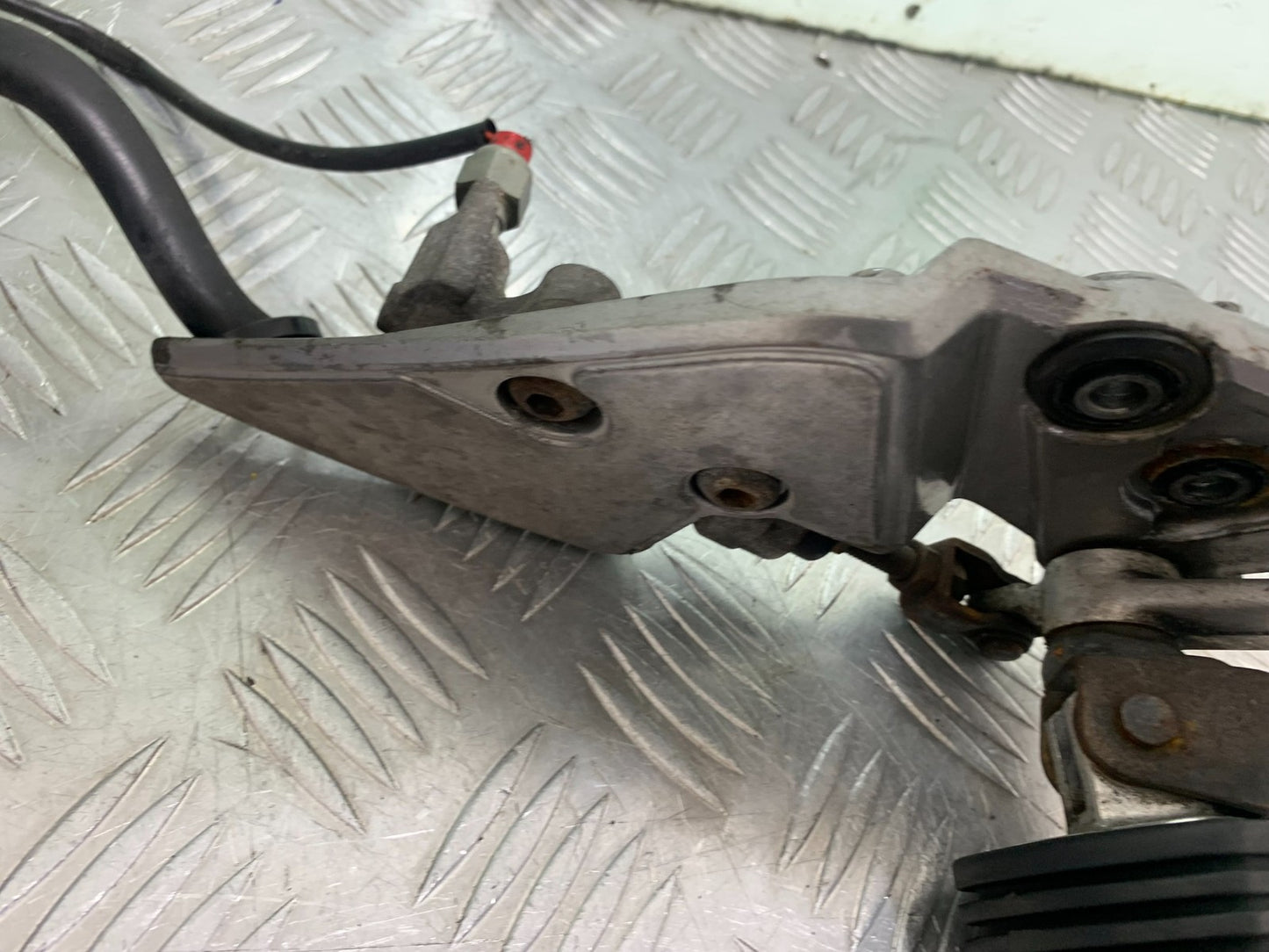 SUZUKI GSF1200 GSF 1200 BANDIT FRONT RIGHT HANGER   YEAR 2001-2004 (CMB1188)