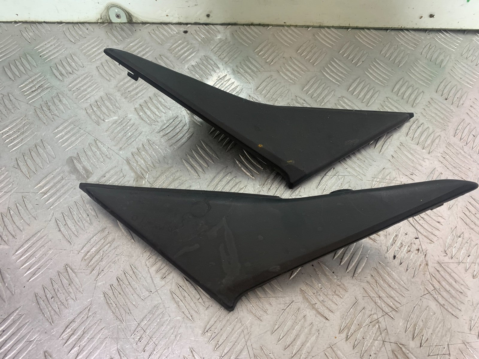 HONDA CBR600 CBR 600 RR LEFT AND RIGHT SIDE INFILLS    YEAR 2003-2004 CMB1173)