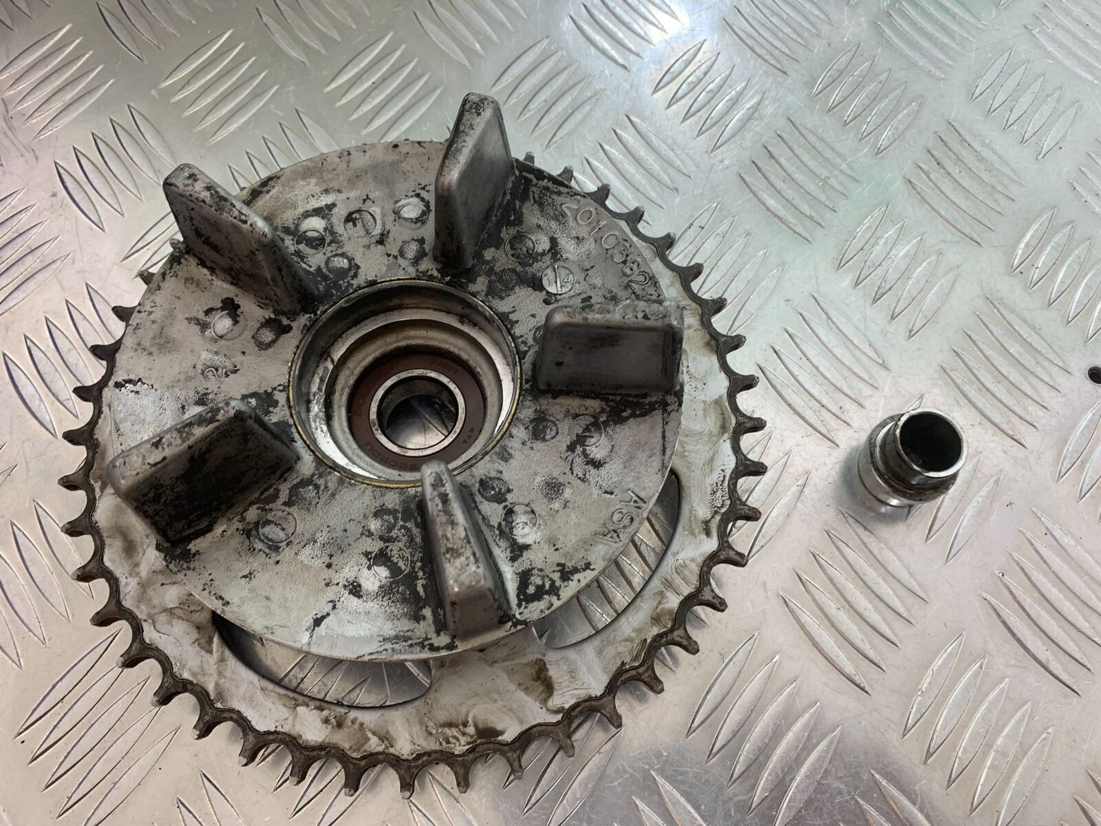 TRIUMPH 600 DAYTONA REAR SPROCKET CARRIER YEAR 2003-2006 (STOCK 999)