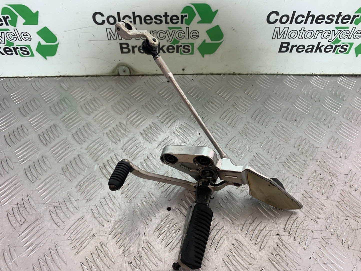 YAMAHA FZS1000 FAZER FRONT LEFT HANGER PEG & GEAR LEVER   YEAR 2001-05 (CMB1275)