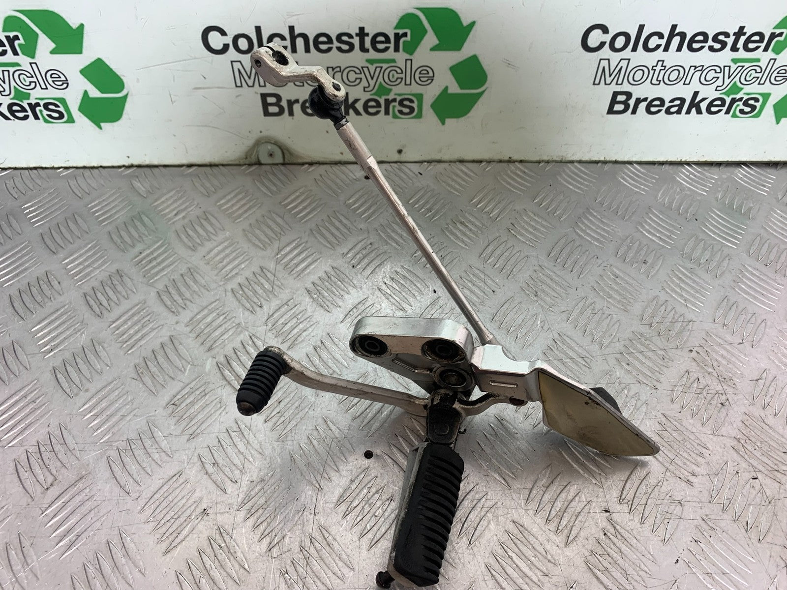 YAMAHA FZS1000 FAZER FRONT LEFT HANGER PEG & GEAR LEVER   YEAR 2001-05 (CMB1275)