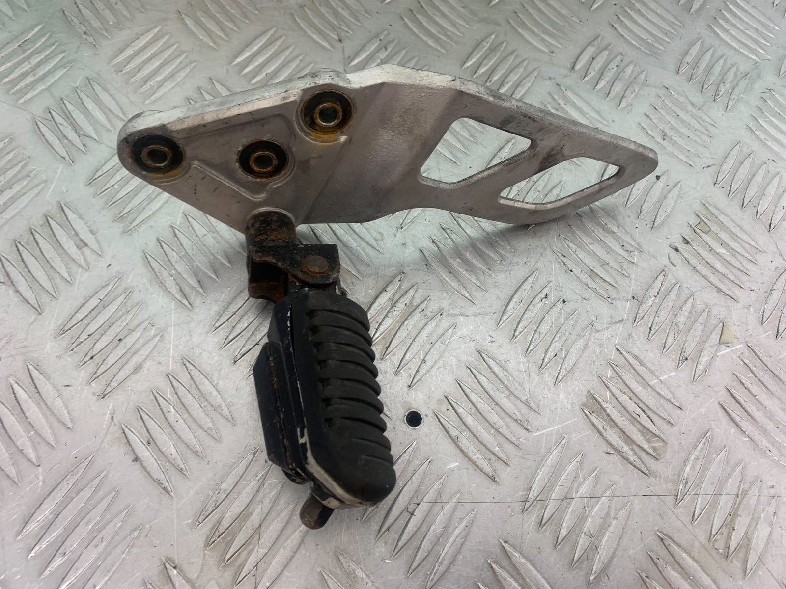 SUZUKI GSF650 GSF 650 FRONT LEFT HANGER   YEAR 2007-2009  (CMB1161)