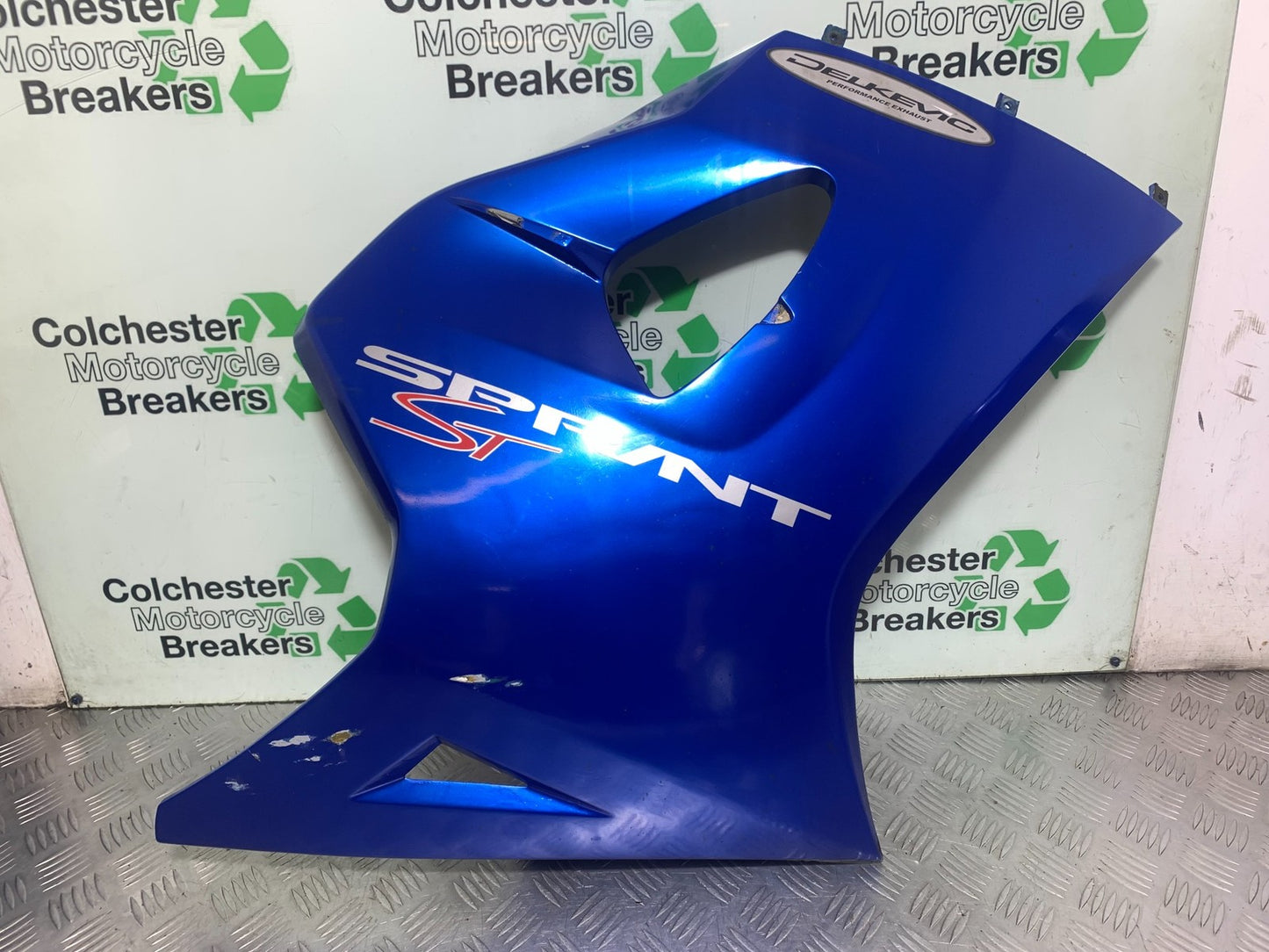TRIUMPH 1050 SPRINT ST RIGHT FAIRING PANEL   YEAR 2004-2007 (CMB1197)