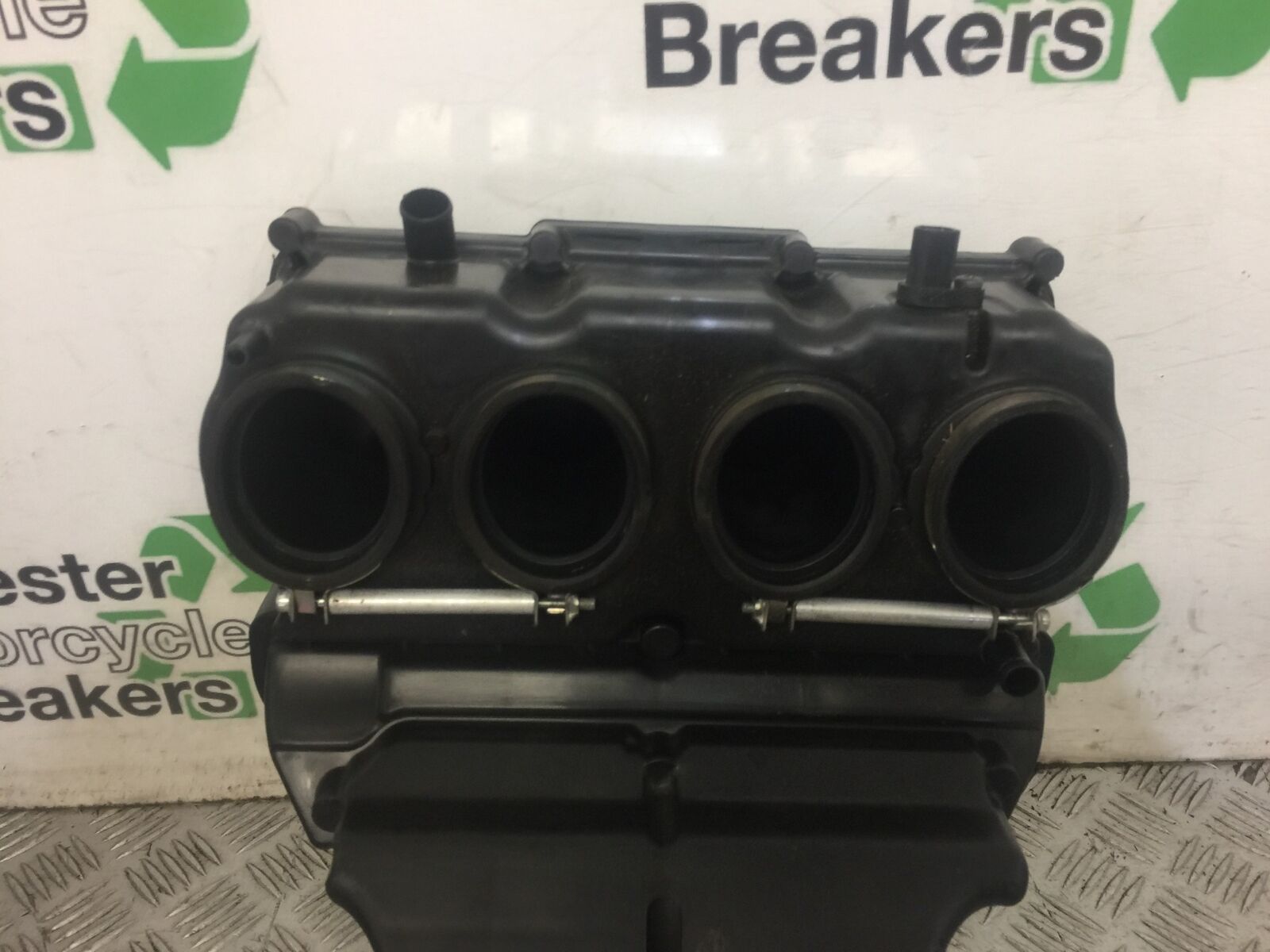 KAWASAKI Z1000 ZR1000 (ABS) AIRBOX  YEAR 2015 (STOCK 636)