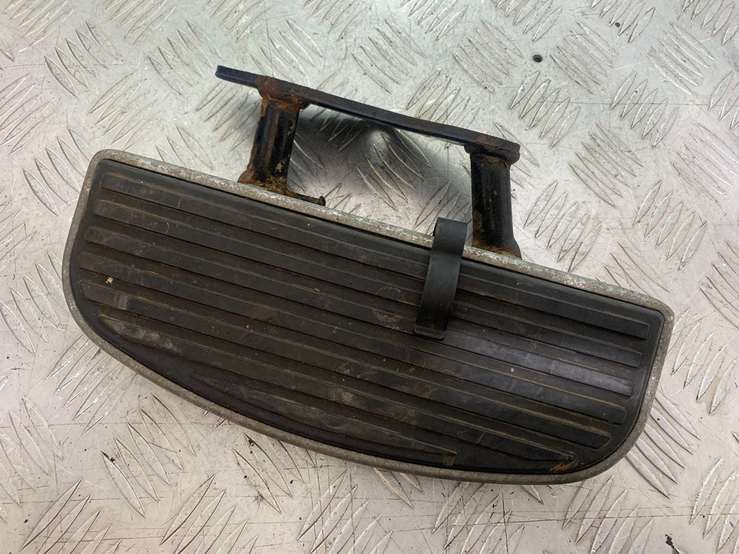 KAWASAKI VN1500 CLASSIC LEFT FOOTBOARD YEAR 1999 -2006 (CMB1166)