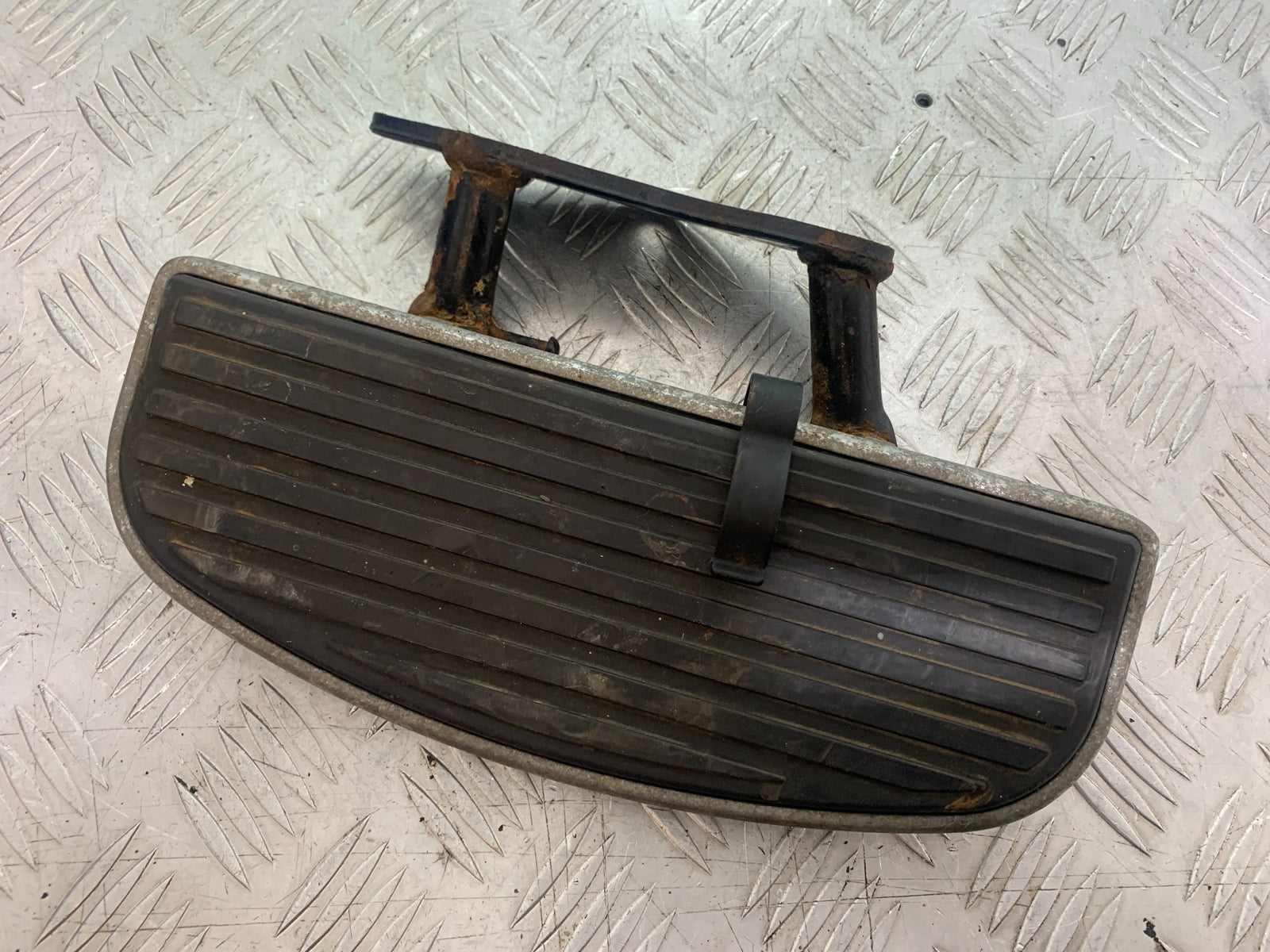 KAWASAKI VN1500 CLASSIC LEFT FOOTBOARD YEAR 1999 -2006 (CMB1166)