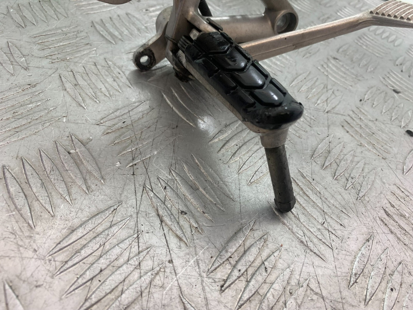 HONDA CBR1100 BLACKBIRD FRONT RIGHT HANGER YEAR 1999-2005 (CMB1232)