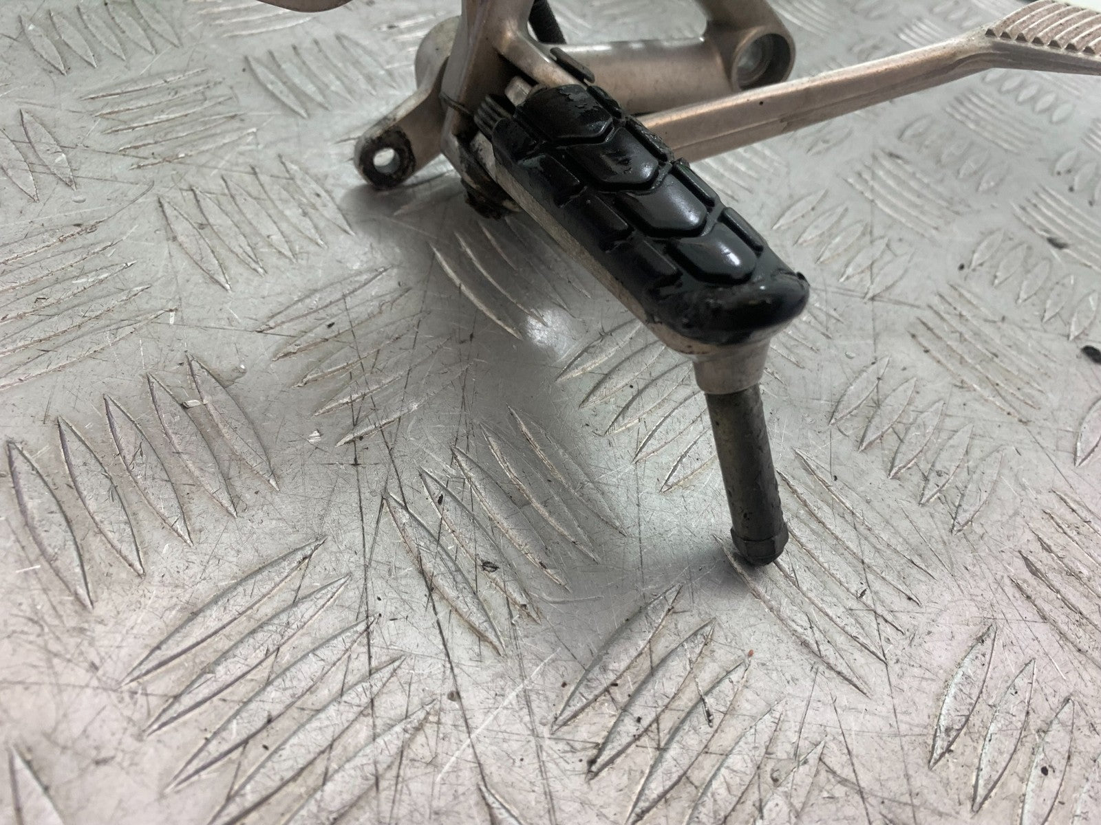 HONDA CBR1100 BLACKBIRD FRONT RIGHT HANGER YEAR 1999-2005 (CMB1232)