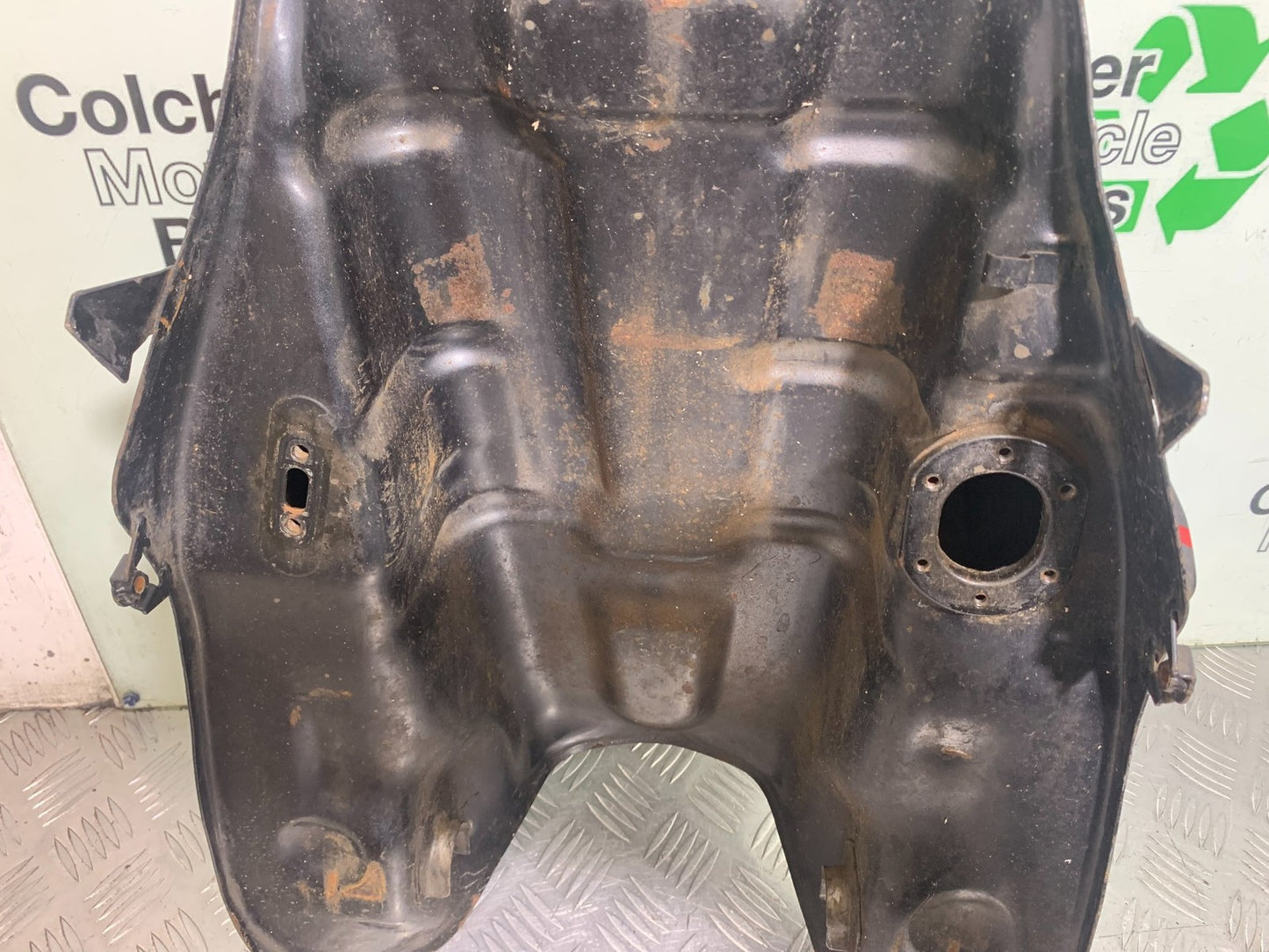 KAWASAKI GPX 750 GPX 750 PETROL TANK   YEAR 1990