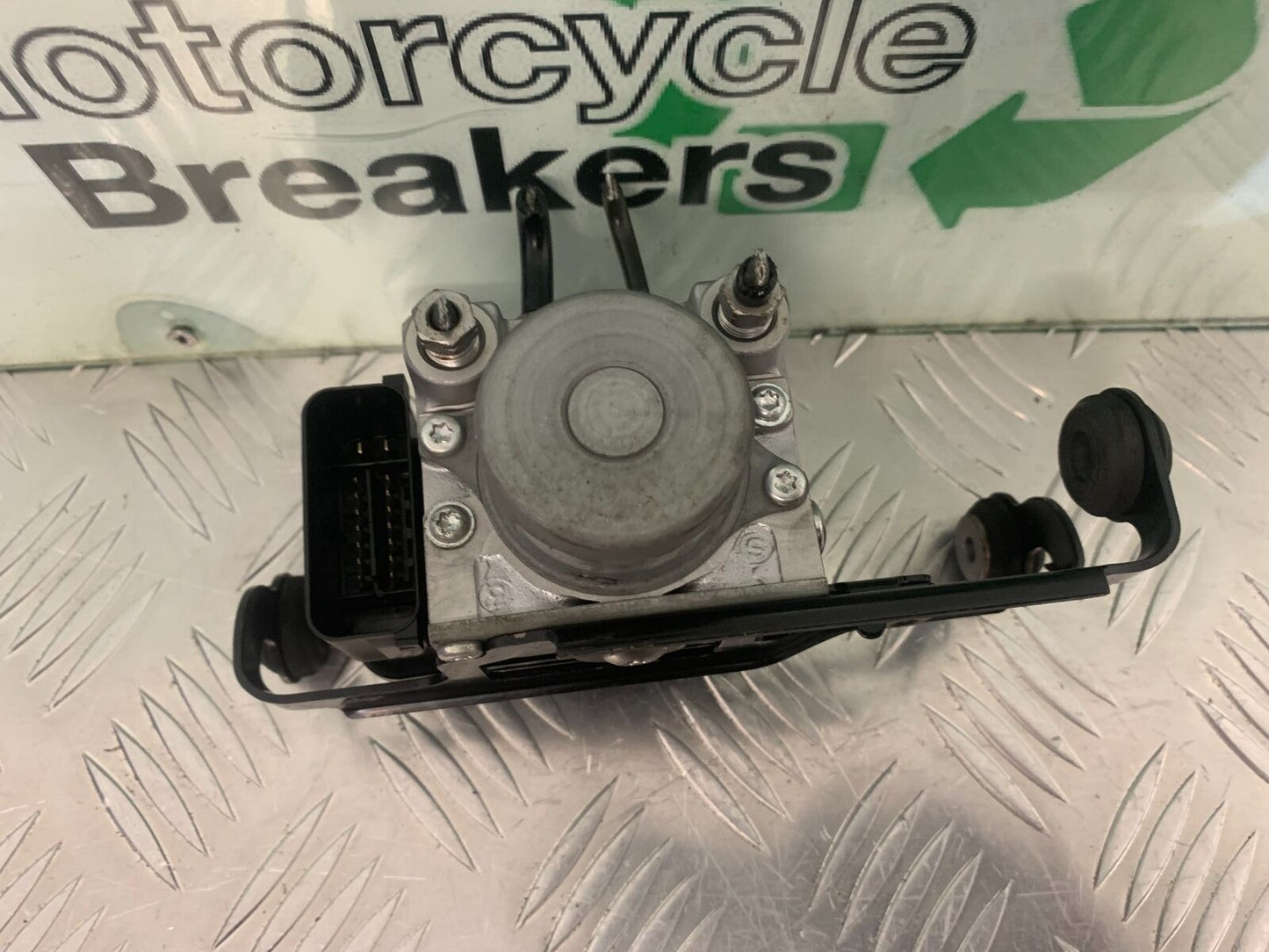 TRIUMPH 675 STREET TRIPLE RX ABS PUMP  YEAR 2015-2017  (STOCK 971)