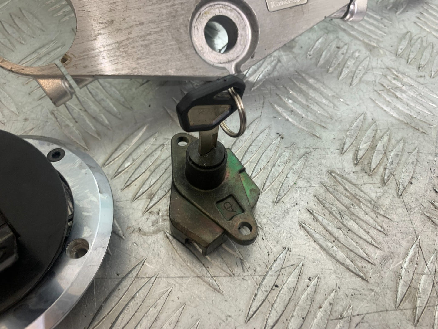 KAWASAKI ZX9R ZX9 E1 LOCKS AND KEYS   YEAR 2000-01 (CMB1171)