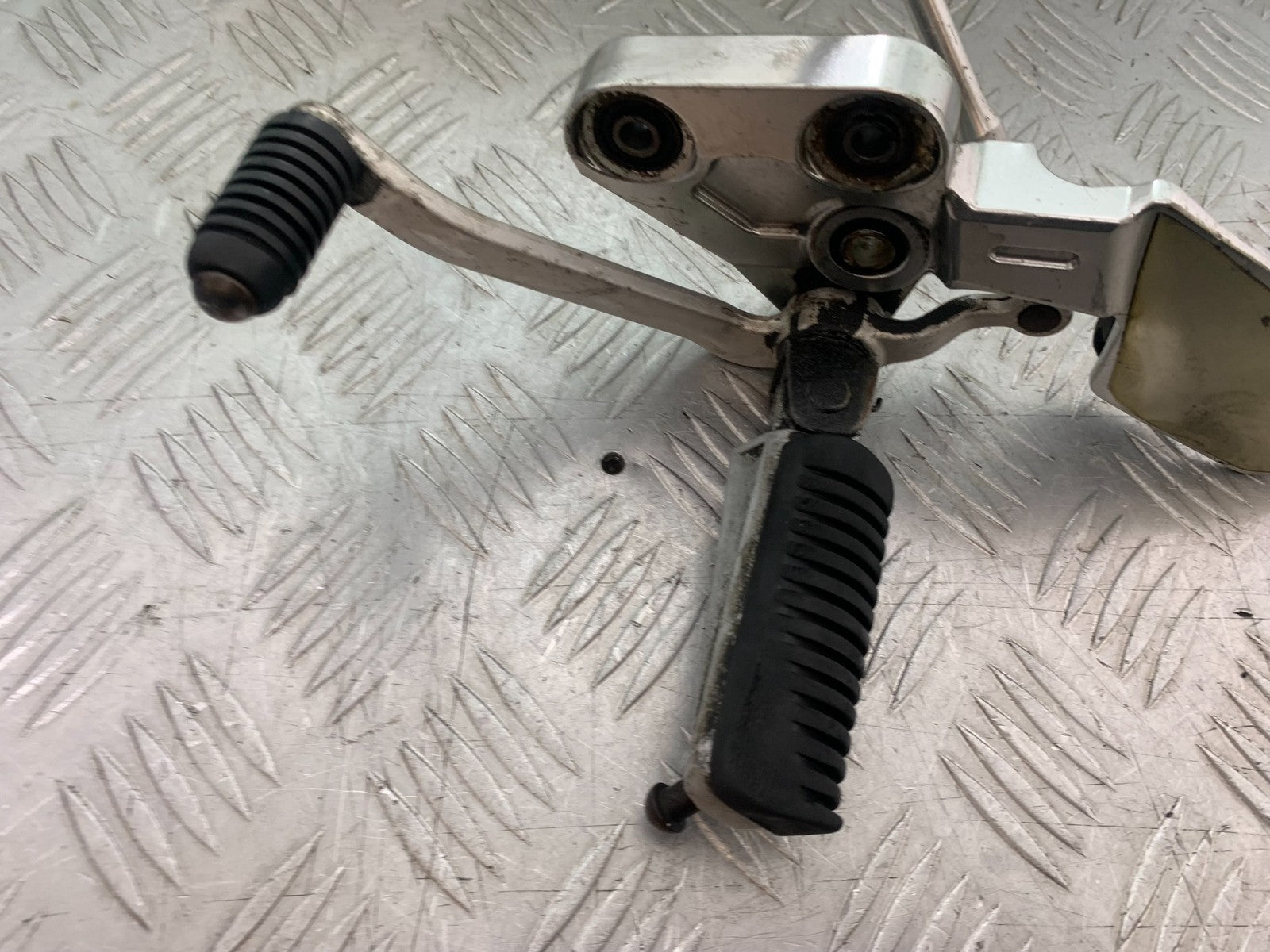 YAMAHA FZS1000 FAZER FRONT LEFT HANGER PEG & GEAR LEVER   YEAR 2001-05 (CMB1275)
