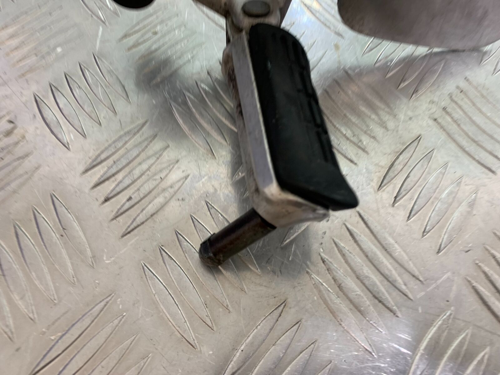 HONDA CBR1100 BLACKBIRD FRONT LEFT HANGER AND PEG  YEAR 1996-1998 (CMB1017)