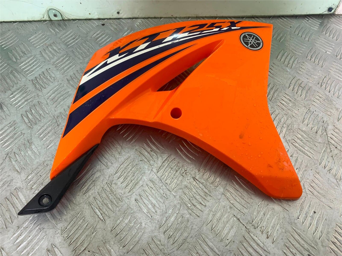 YAMAHA XT125 X XT 125 X RIGHT TANK PANEL  2005-2011 (CMB1097)