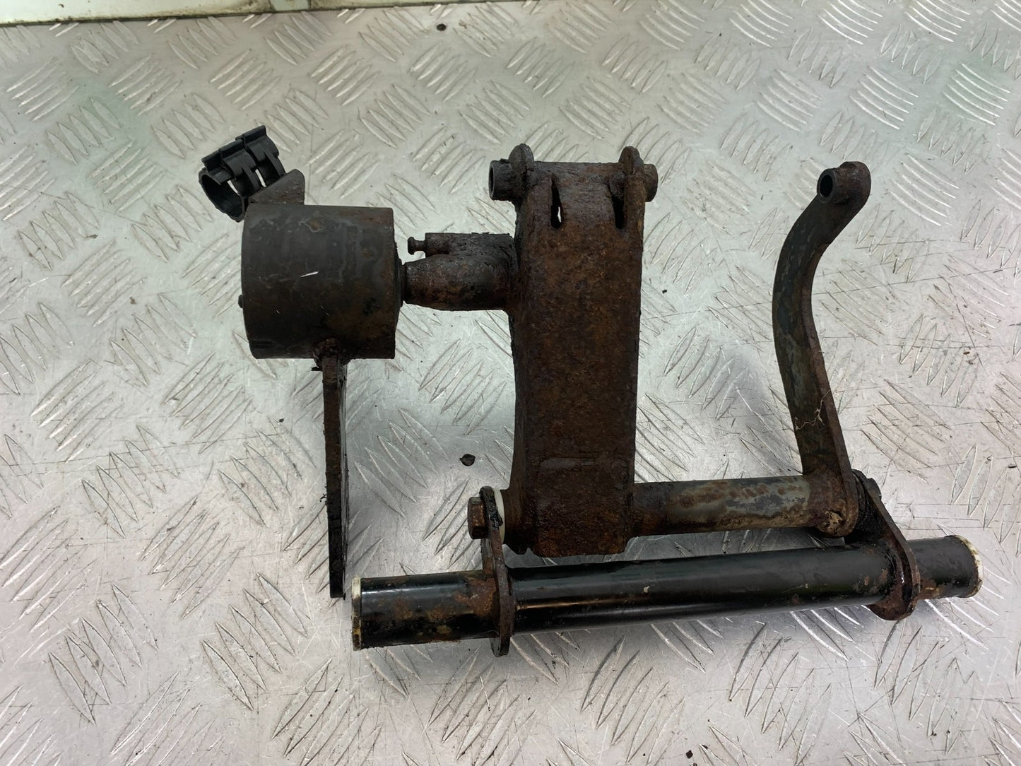 PIAGGIO VESPA GT125 L ENGINE MOUNT  YEAR 2003 (CMB1300)