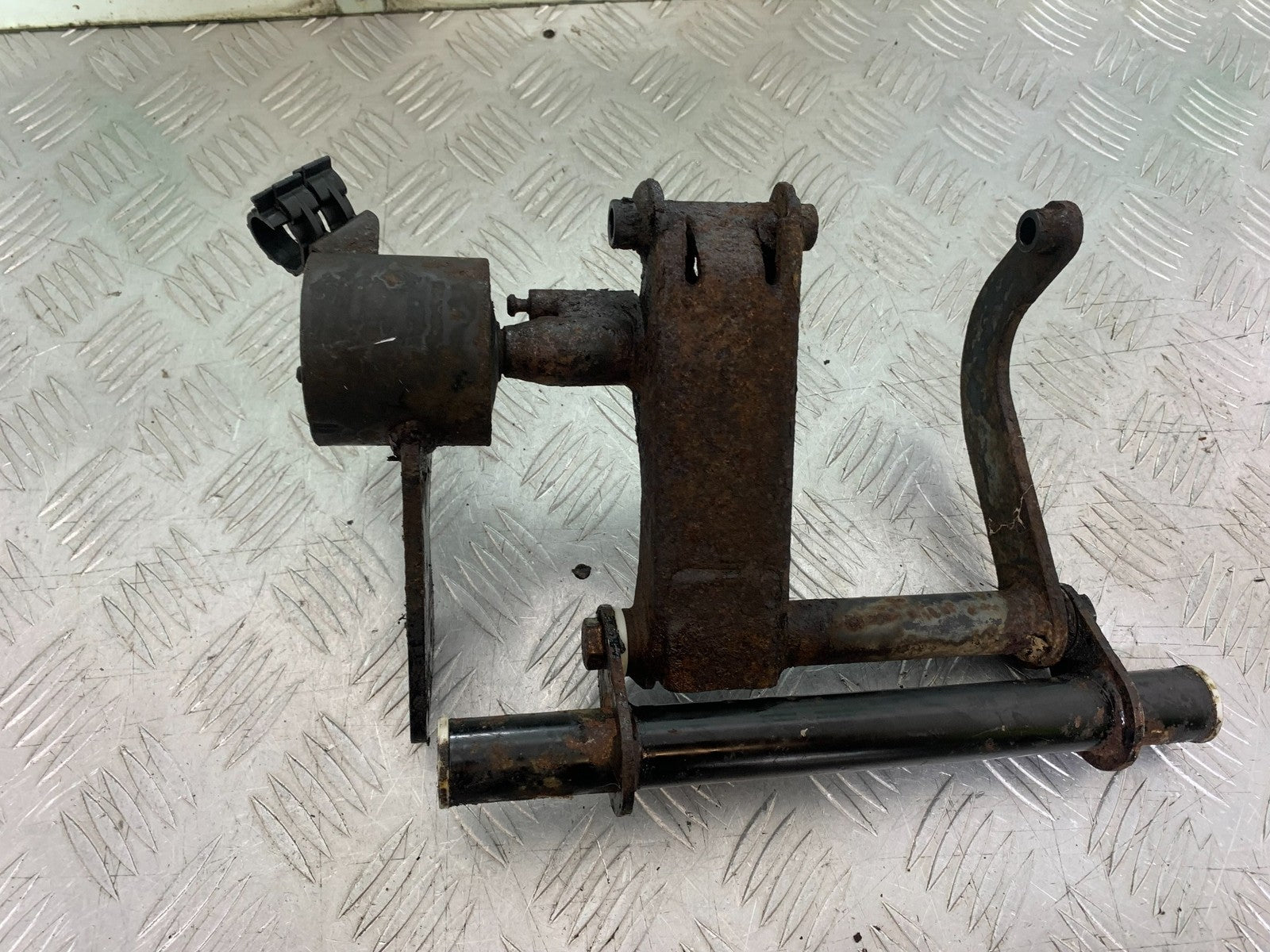 PIAGGIO VESPA GT125 L ENGINE MOUNT  YEAR 2003 (CMB1300)