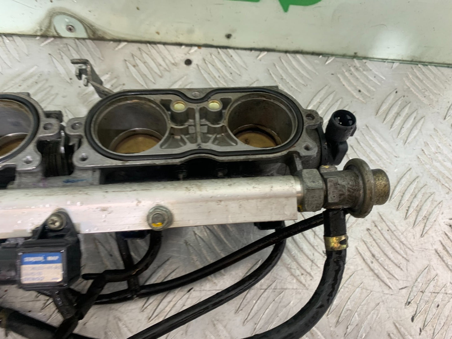 HONDA CBR1100 BLACKBIRD THROTTLE BODIES  YEAR 1999-2005 (CMB1232)