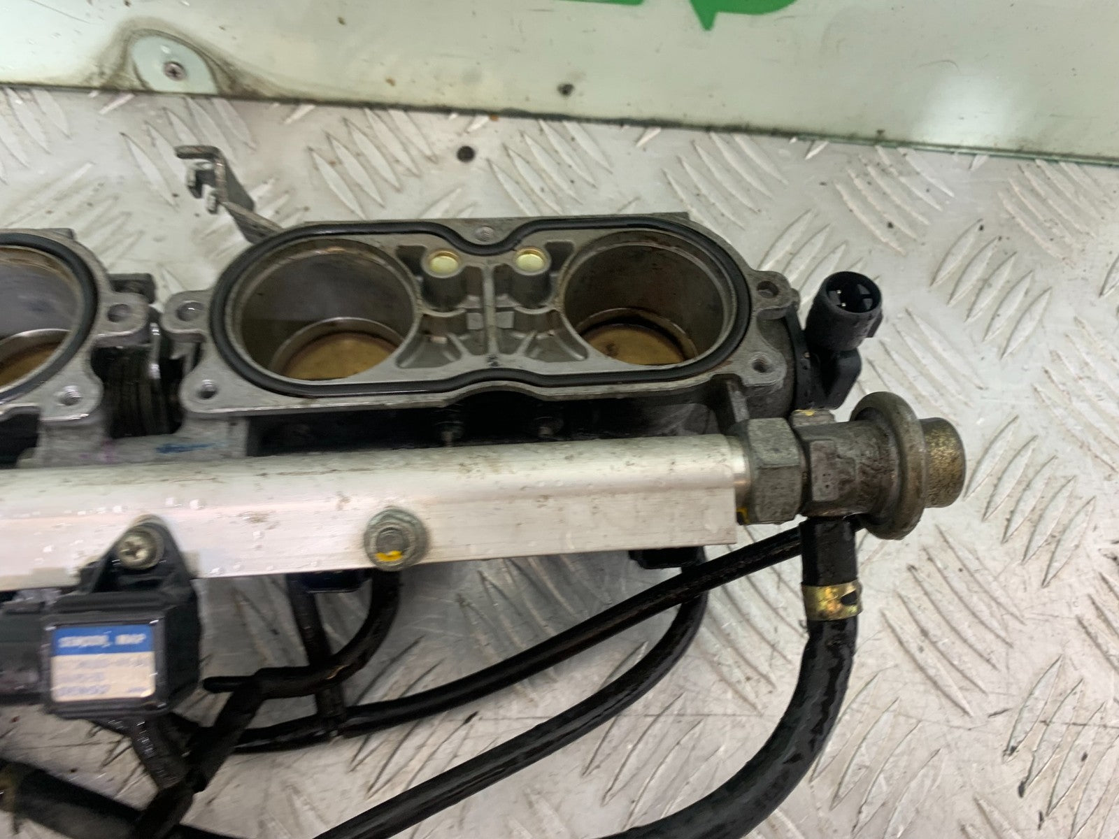 HONDA CBR1100 BLACKBIRD THROTTLE BODIES  YEAR 1999-2005 (CMB1232)