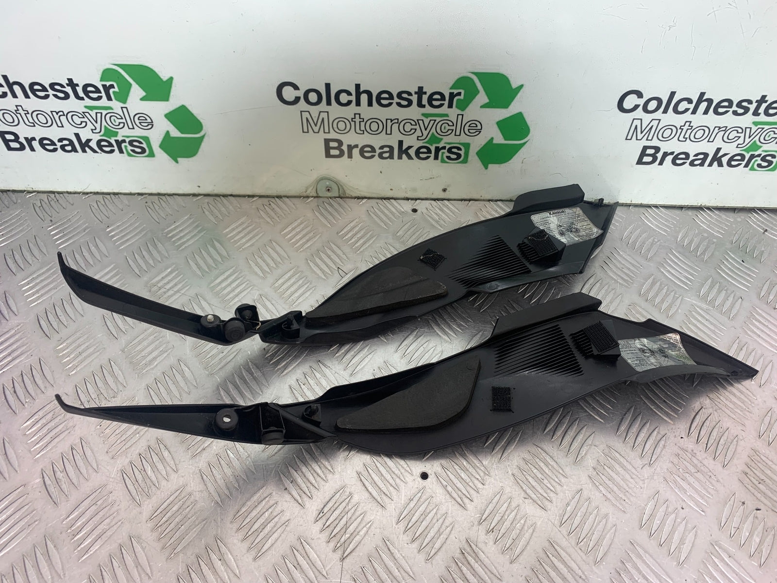 KAWASAKI ZX6R LEFT AND RIGHT LOWER TANK PANELS  YEAR 2009-2012 (CMB1136)