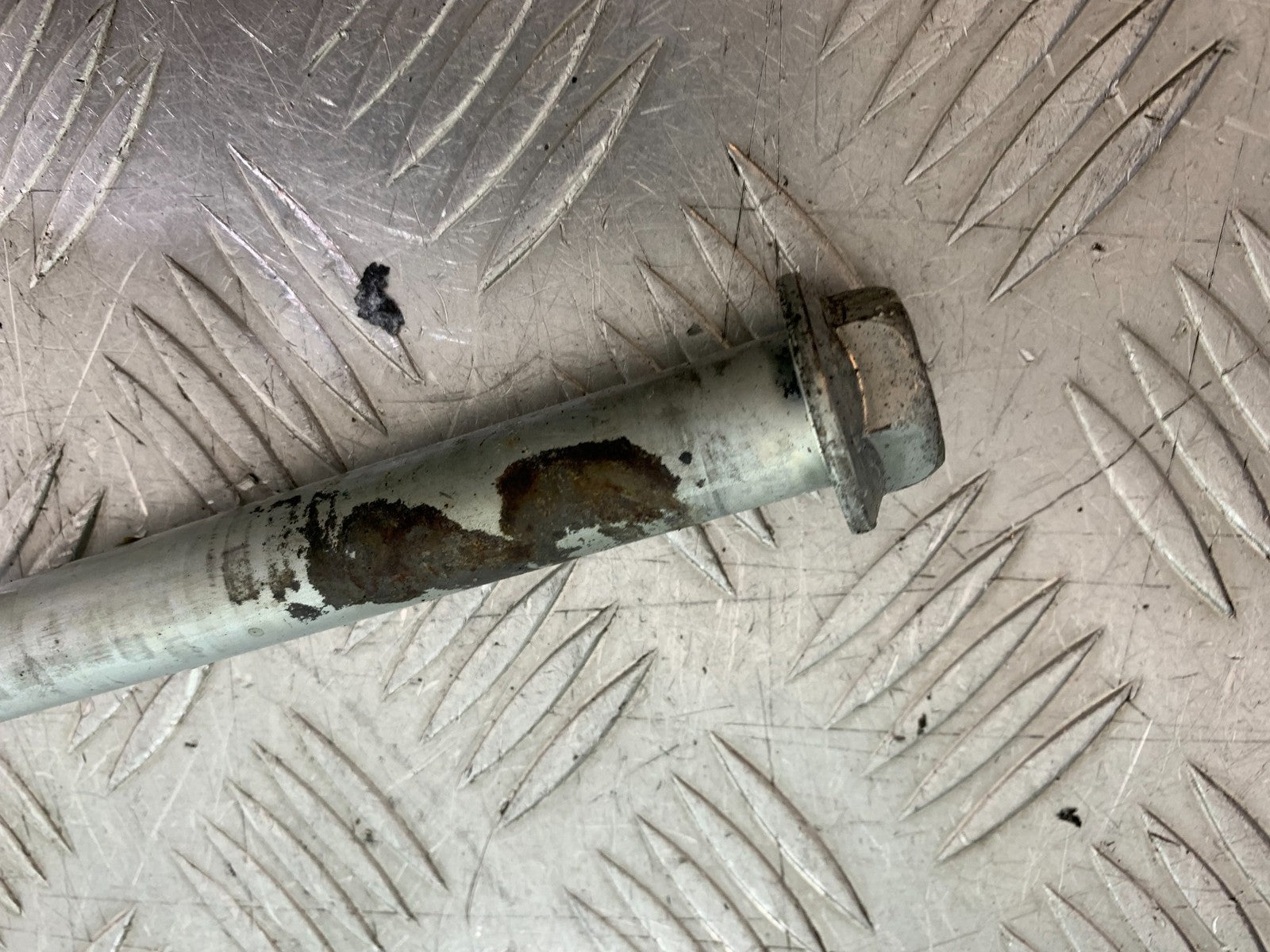 HONDA CBF500 CBF 500 SWINGARM SPINDLE YEAR 2004-2008  (CMB1294)