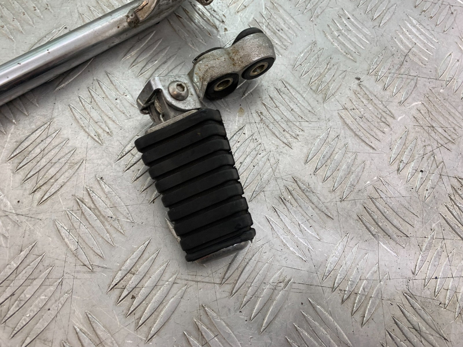 YAMAHA XV1100 XV 1100 VIRAGO RIGHT HANGER AND PEG  1990-1999 (CMB1190)
