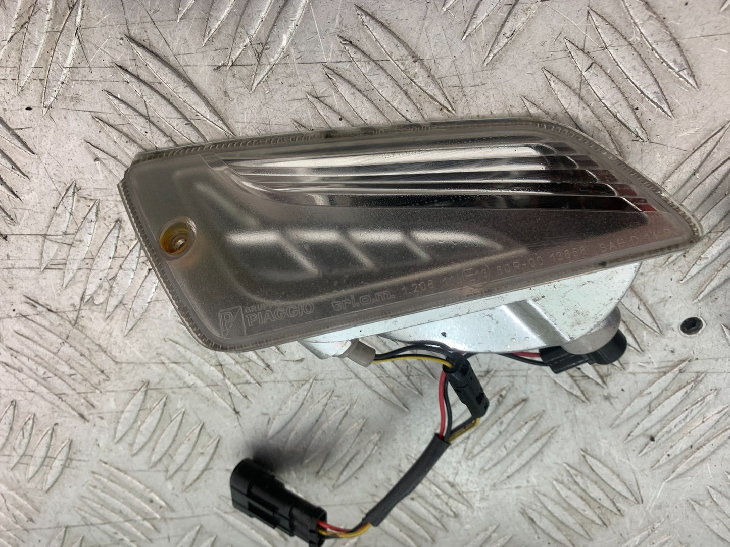 PIAGGIO VESPA GTS 125 FRONT NDICATORS  YEAR 2009-2014  (CMB1261)