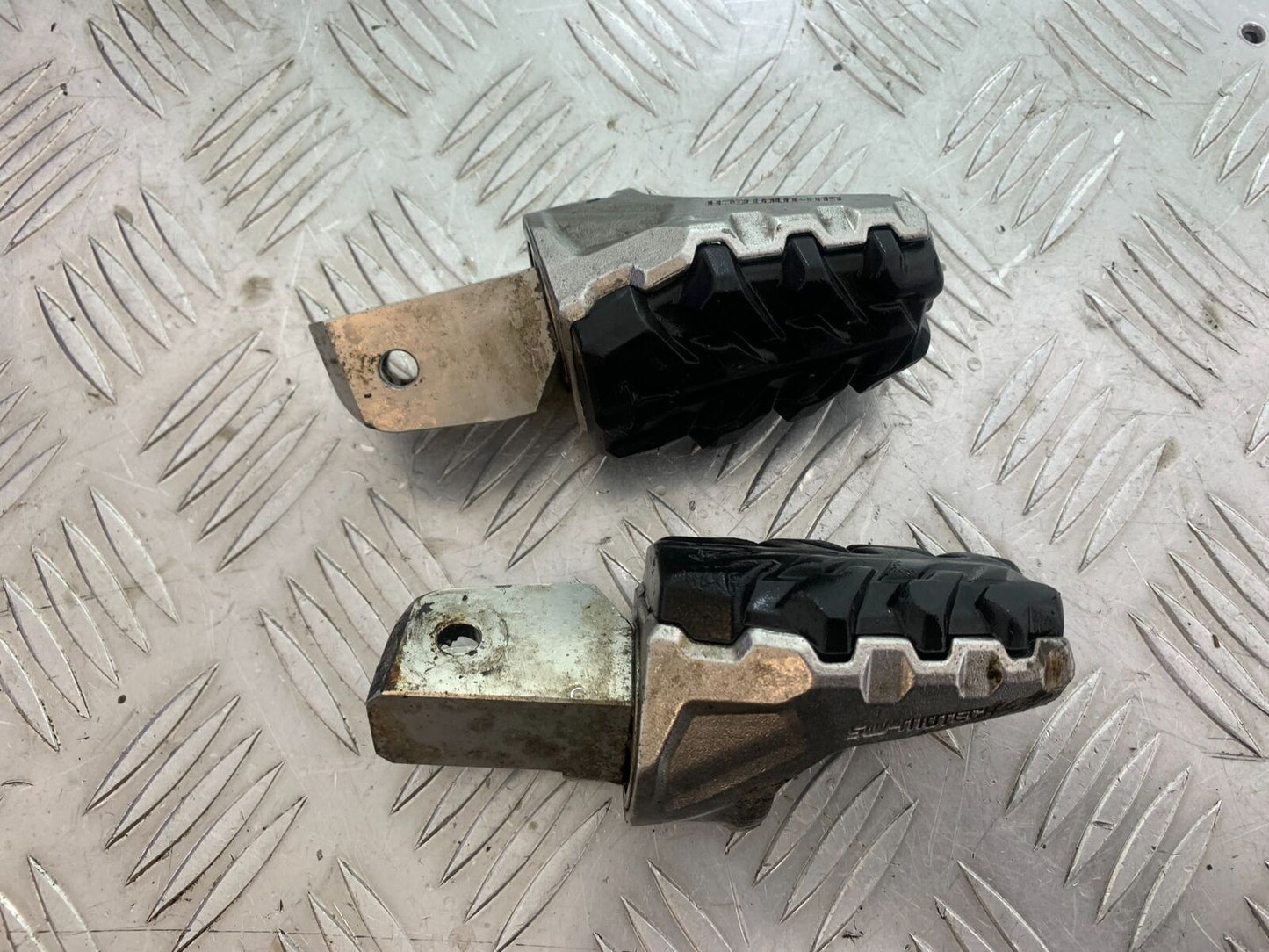 TRIUMPH TIGER 800 ADJUSTABLE FRONT FOOTPEGS   YEAR 2011-2014 (CMB1113)