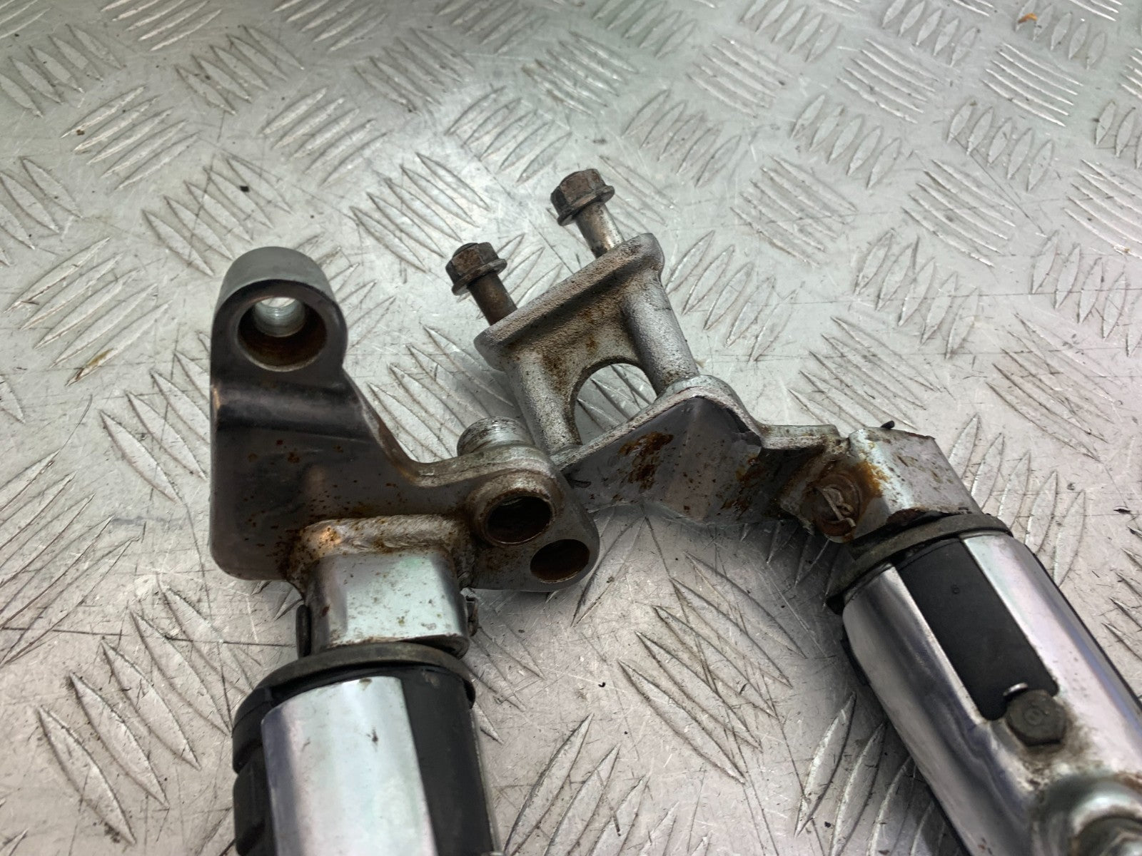 HONDA VT700 VT 700 SHADOW FRONT FOOTPEGS  YEAR 1984-85 (CMB1328)