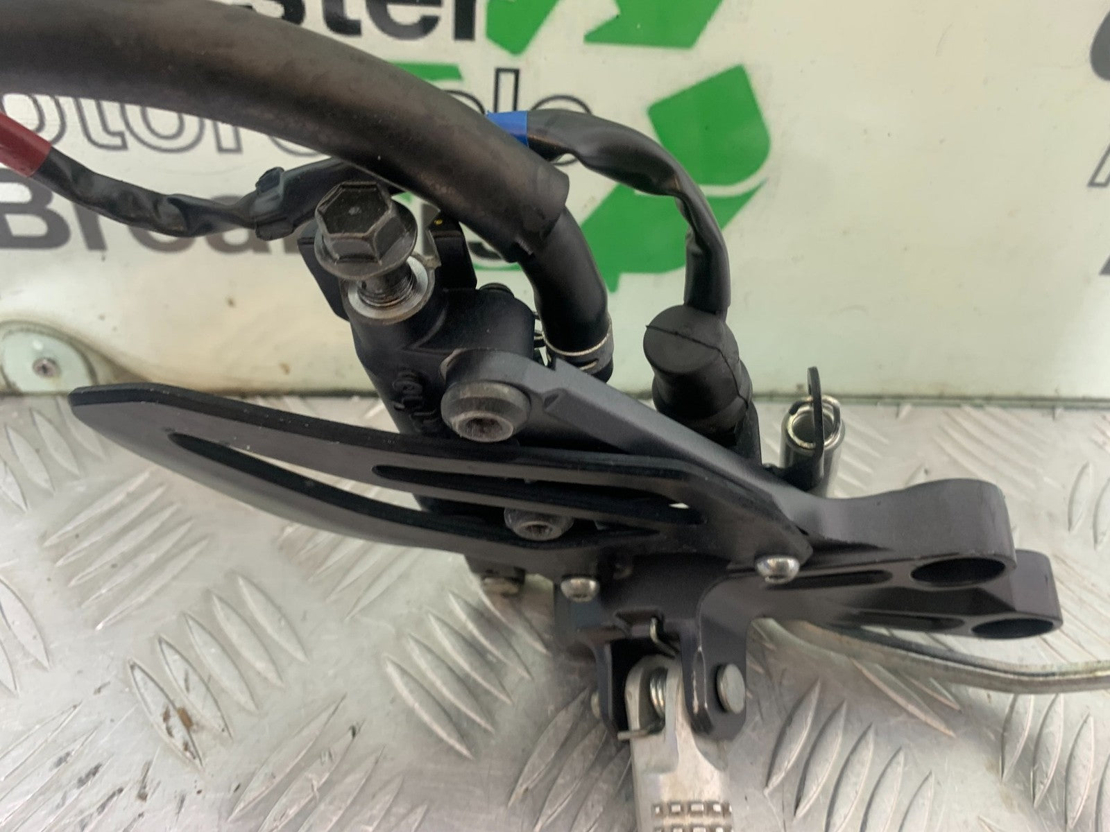 YAMAHA YZF R7 FRONT RIGHT HANGER PEDAL AND PEG  YEAR 2022-2025 (CMB1255)