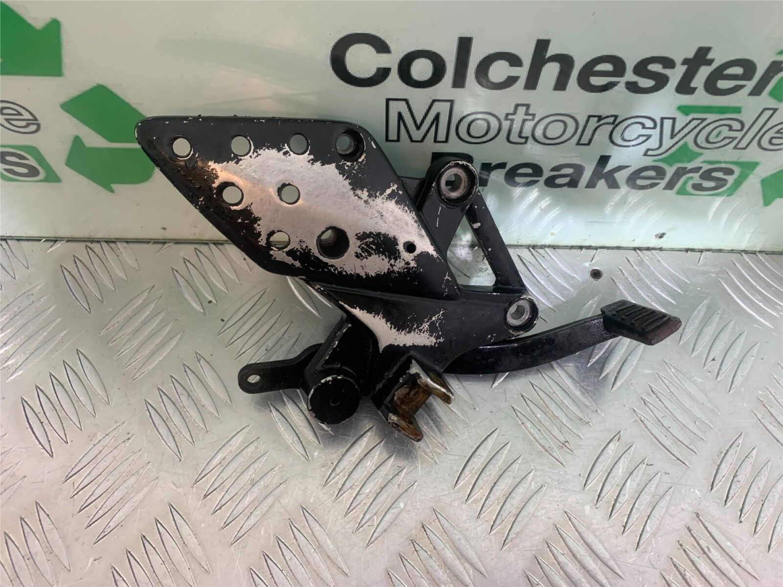 HONDA CBR125 CBR 125 FRONT RIGHT HANGER   YEAR 2004-06  (CMB1040)